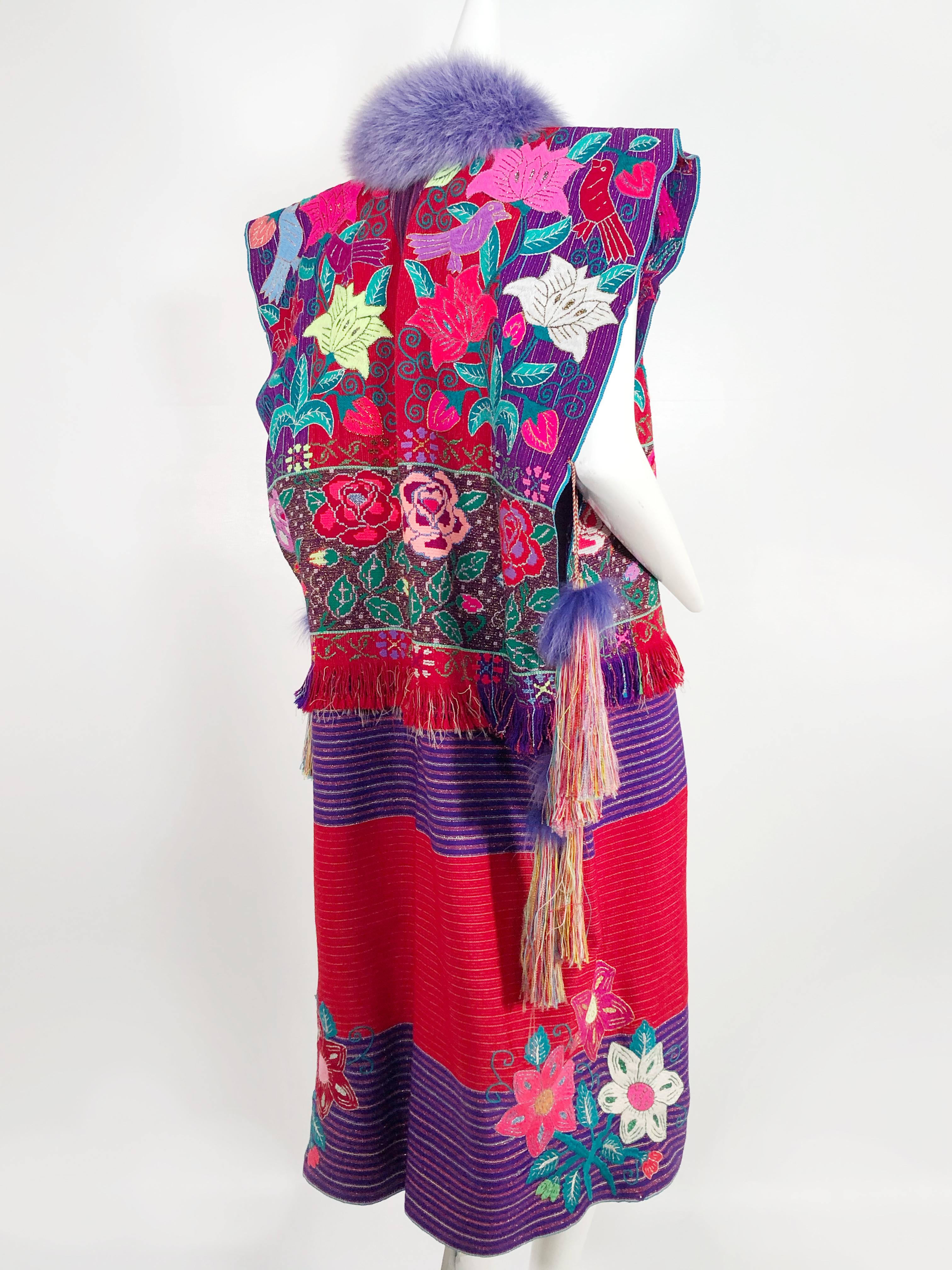 Maßgefertigte farbenfrohe, volkstümliche Weste aus mexikanischen Vintage-Textilien und Fuchspelz Damen im Angebot