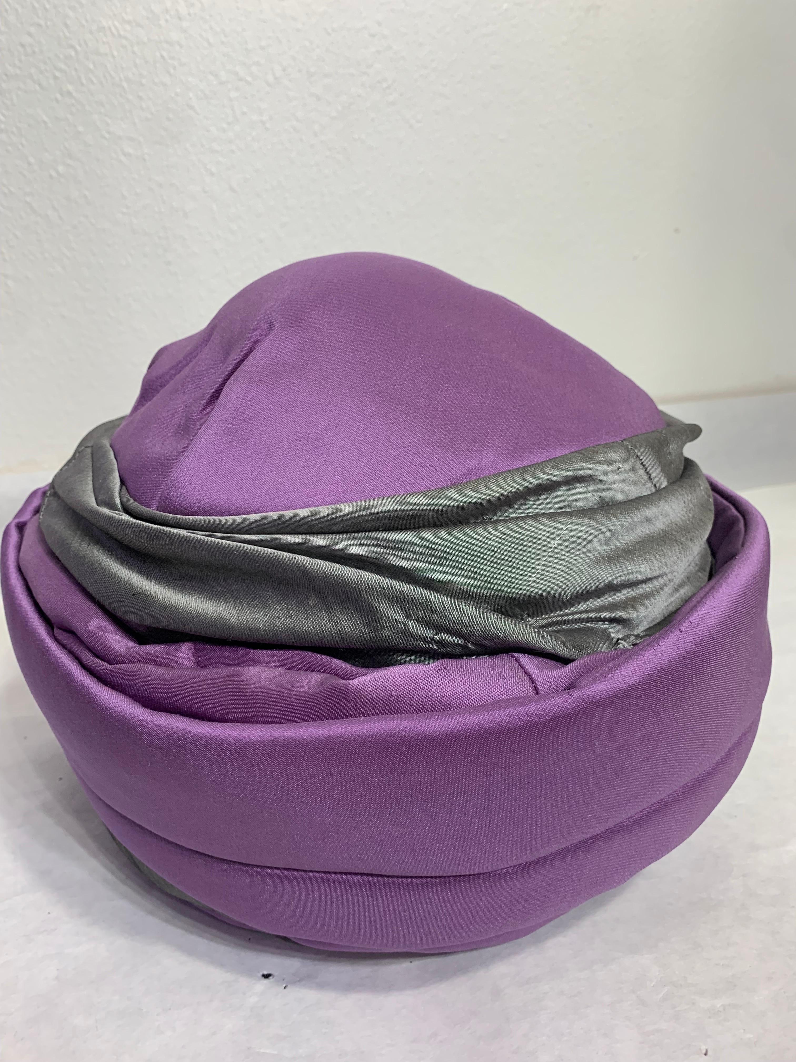 Couture su misura viola e grigio con ciuffo e drappeggio, turbante con spilla per cappello in vendita 6