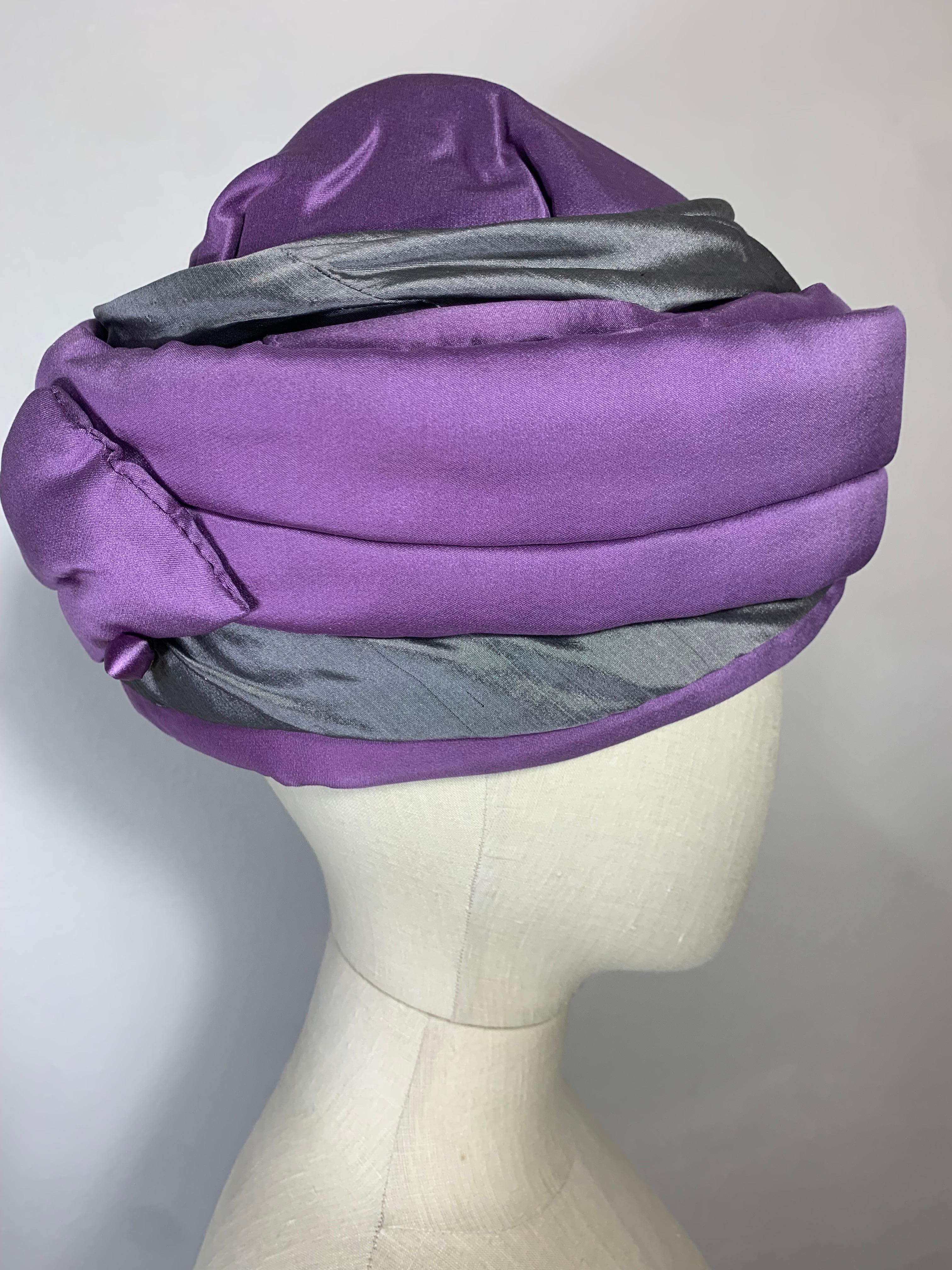 Maßgefertigter Couture Lila & Grau getufteter & drapierter Toque-Turban mit Hutnadel, Toque-Anstecknadel für Damen oder Herren im Angebot
