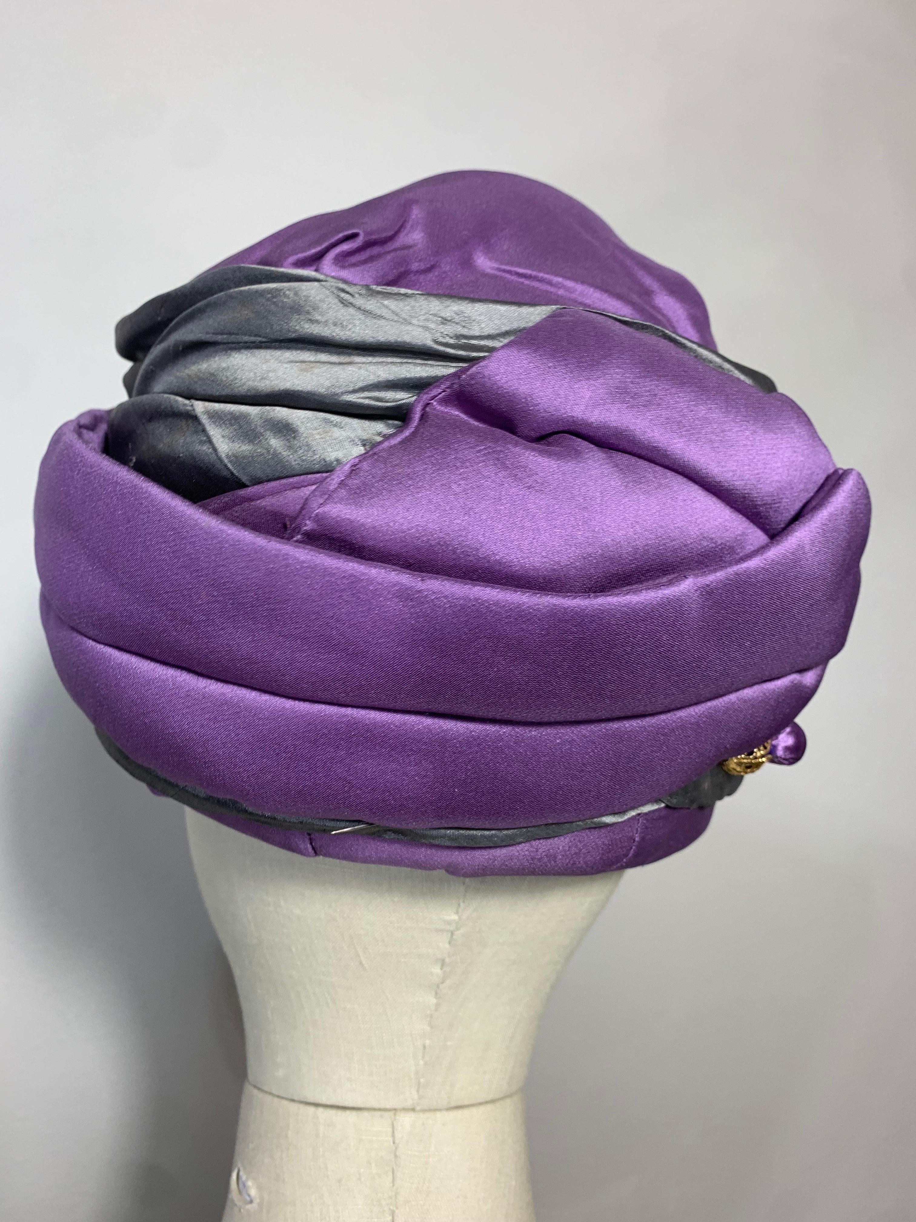 Maßgefertigter Couture Lila & Grau getufteter & drapierter Toque-Turban mit Hutnadel, Toque-Anstecknadel im Angebot 1