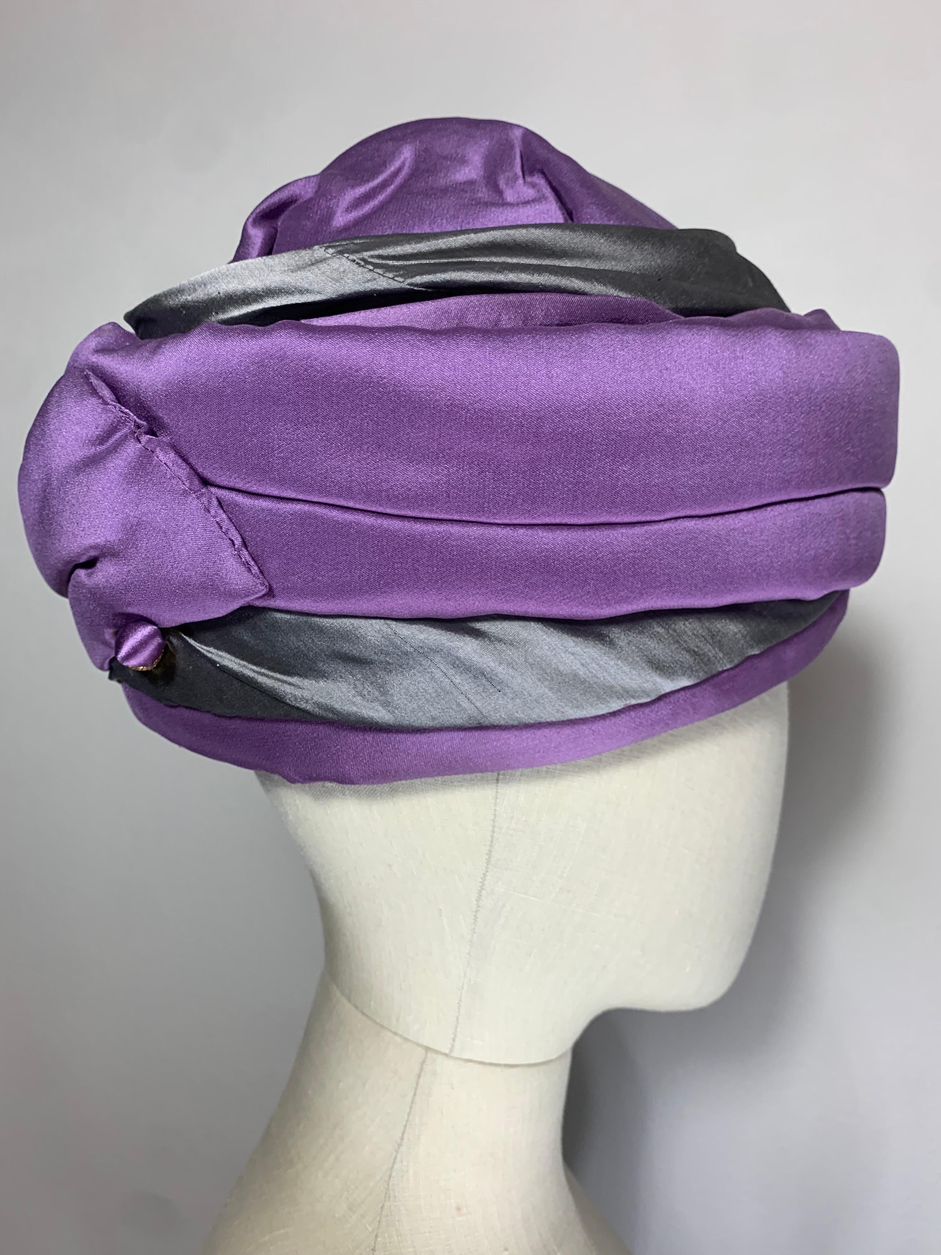 Couture su misura viola e grigio con ciuffo e drappeggio, turbante con spilla per cappello in vendita 1