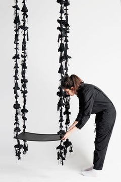 Columpio negro de ganchillo hecho a mano en algodón y poliéster con asiento de hierro mate