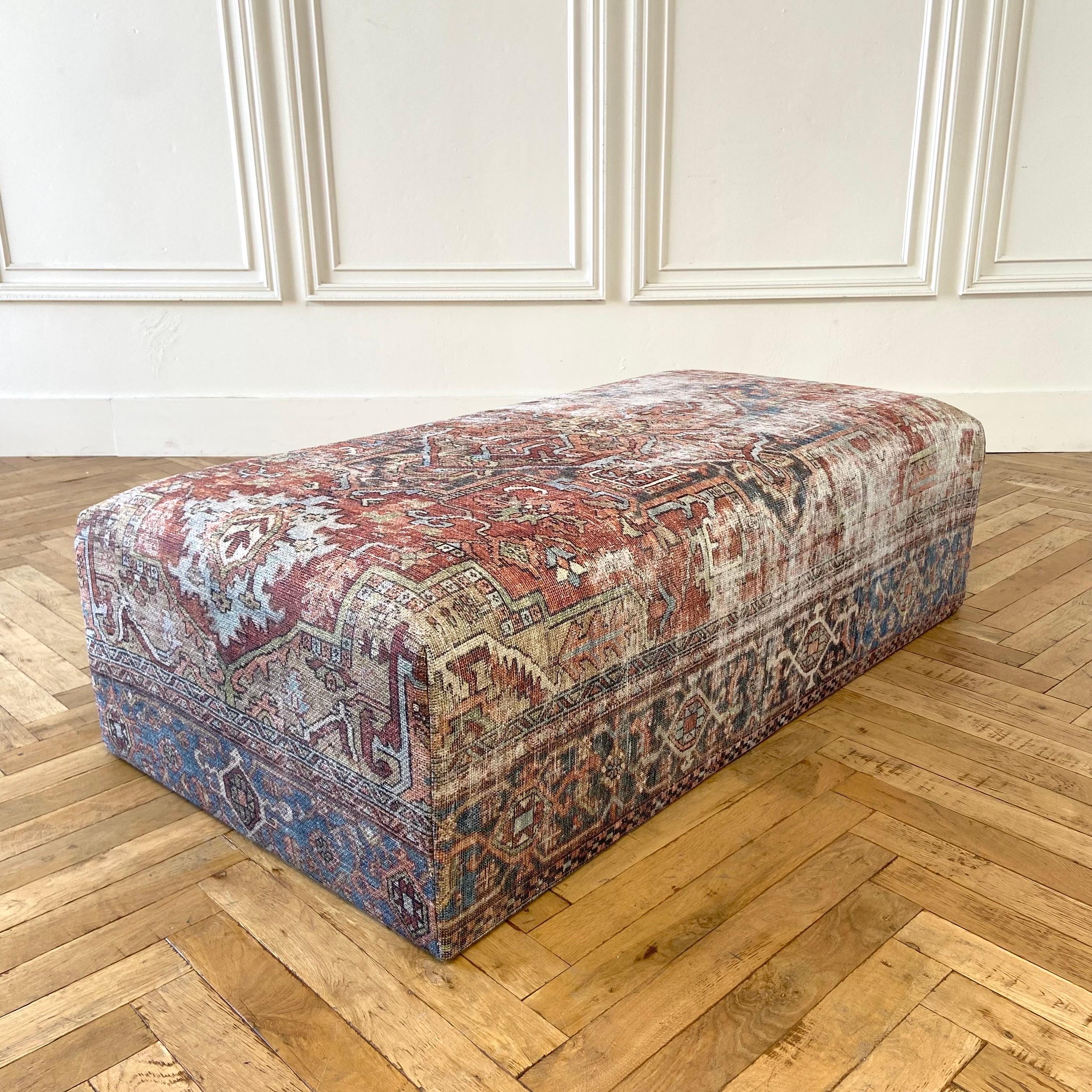 Tabouret en forme de cube fait sur mesure. Ce produit peut être refait et commandé à n'importe quelle taille. Le tapis que nous utilisons est un nouveau modèle turc à tissage plat, d'aspect vintage, doté d'une nanotechnologie. Il peut donc être