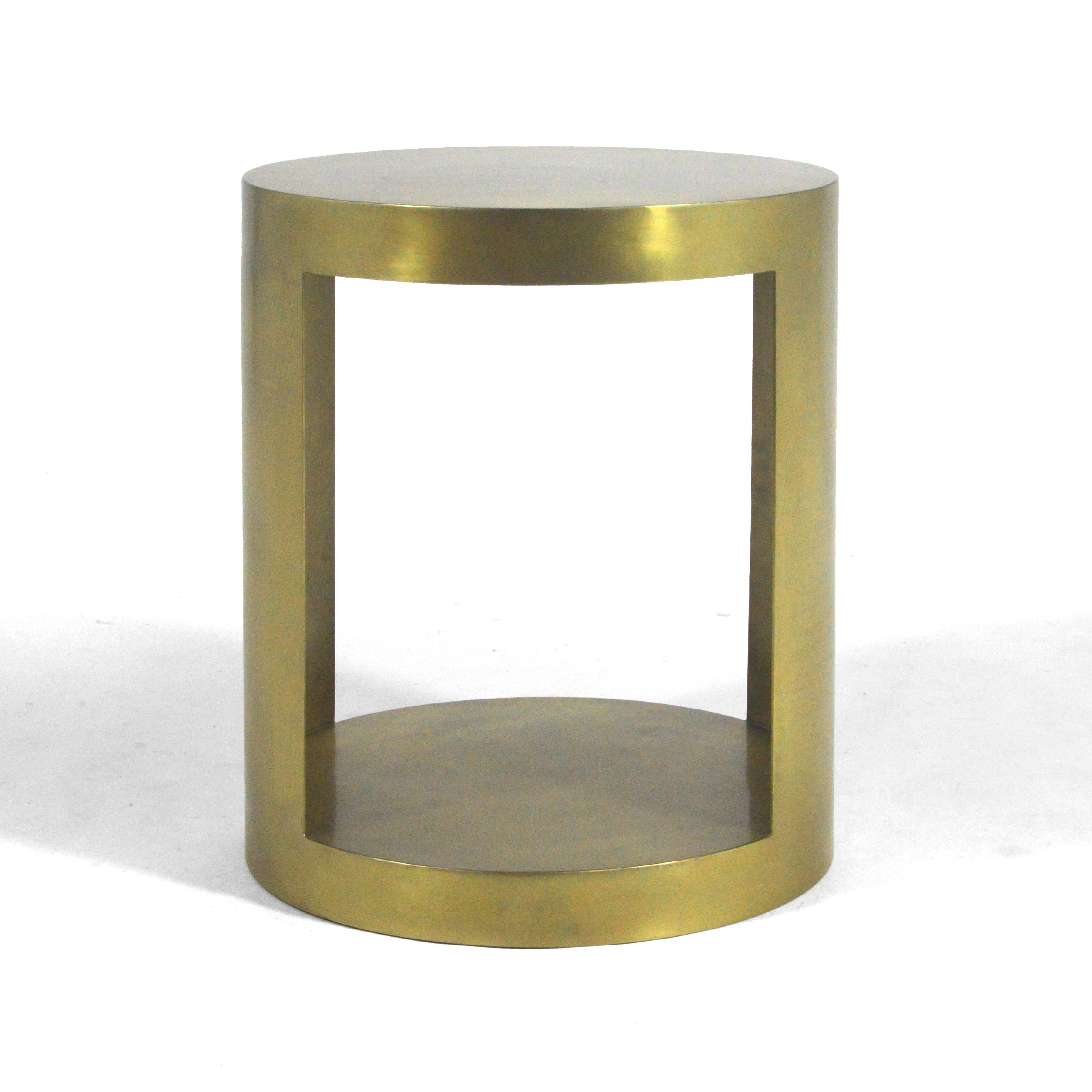 Cette belle table d'appoint en acier, fabriquée sur mesure avec une finition couleur bronze, présente un magnifique design minimaliste et une excellente qualité de fabrication.