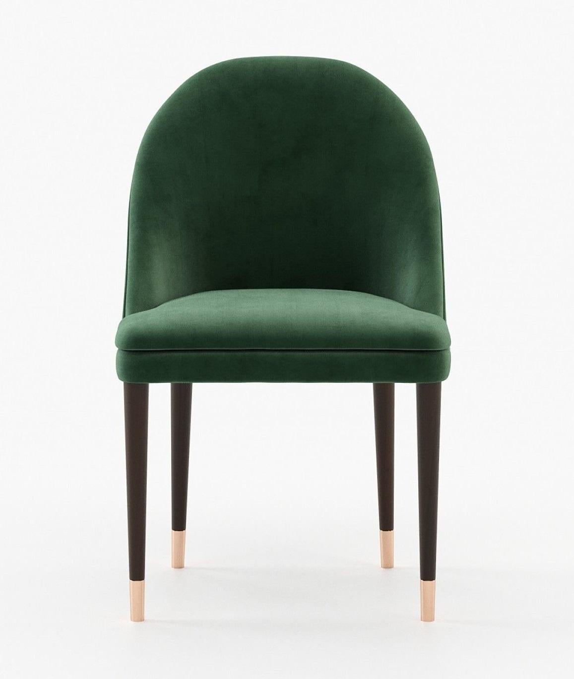 Voici cette exquise chaise design sur mesure qui allie luxe et fonctionnalité. Cette élégante chaise présente une silhouette élégante et des lignes épurées, revêtue de cuir avec une variété de choix de couleurs. Le cadre est en bois massif. La