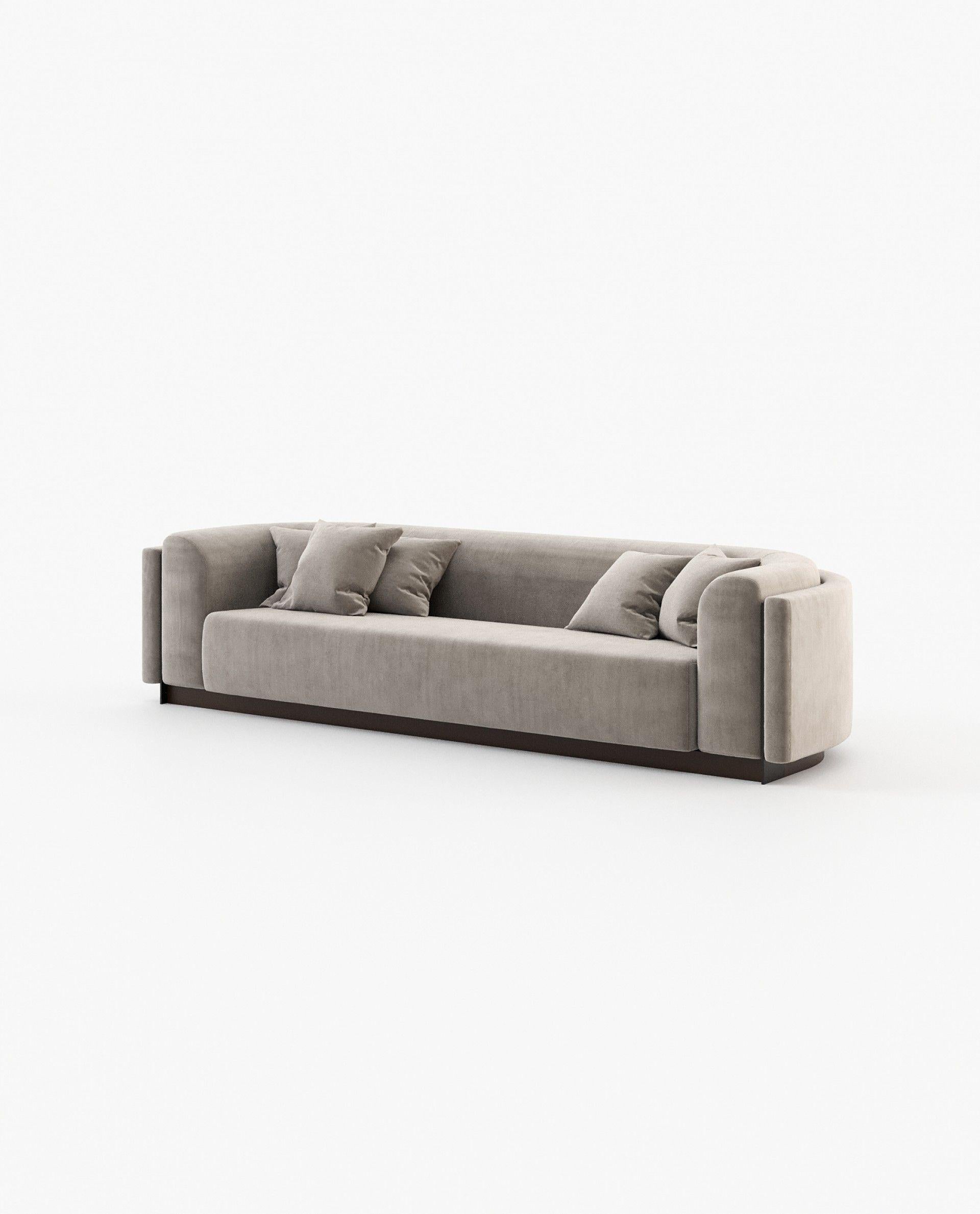 Questo divano è un pezzo elegante e versatile che unisce il design contemporaneo a un tocco vintage. Presenta una base in legno e bordi convessi, per offrire comfort e un'estetica elegante. Il divano è stato progettato per valorizzare qualsiasi