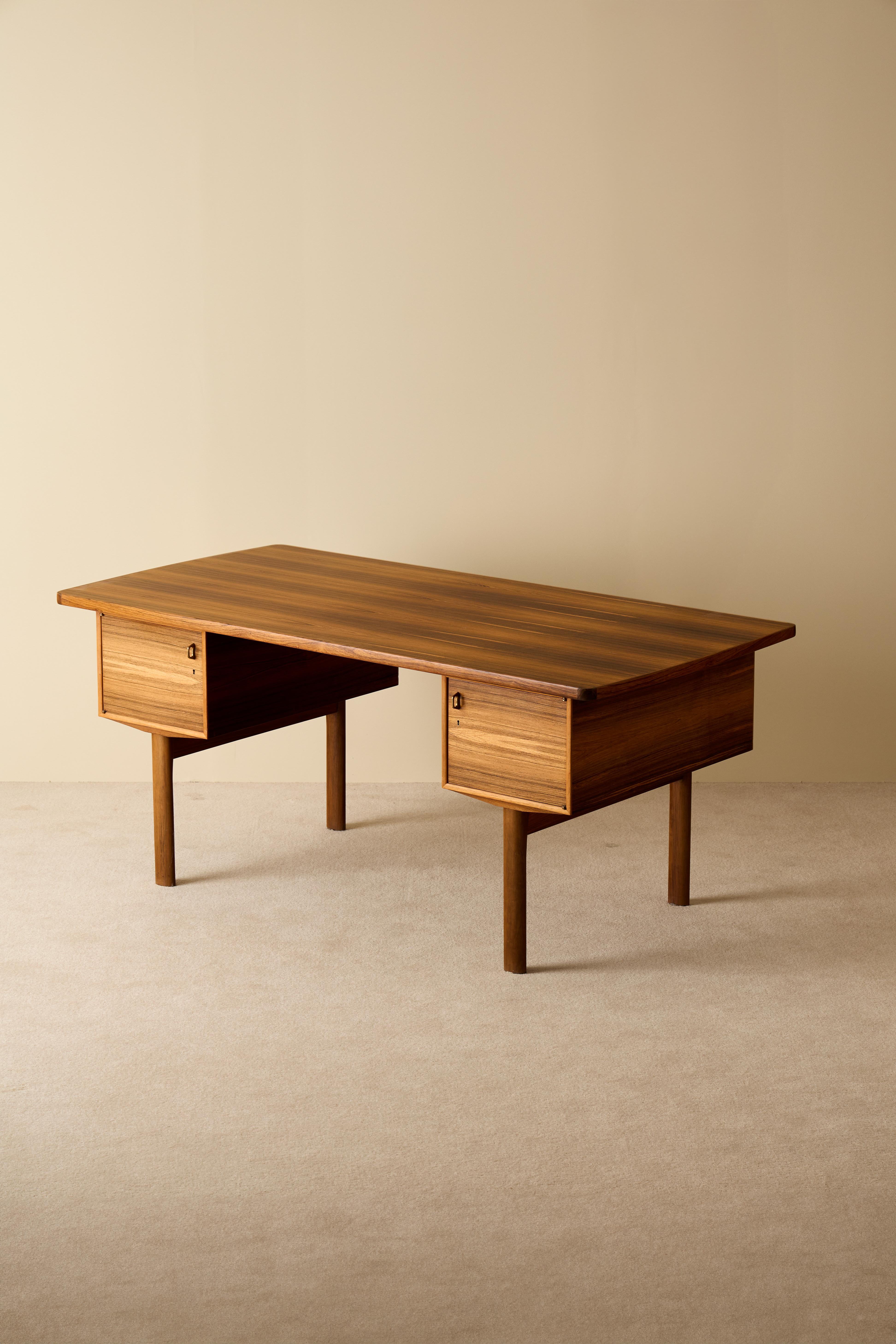 Custom-made desk from the 1960s, produced in Sweden.
Very high quality. Mint condition.