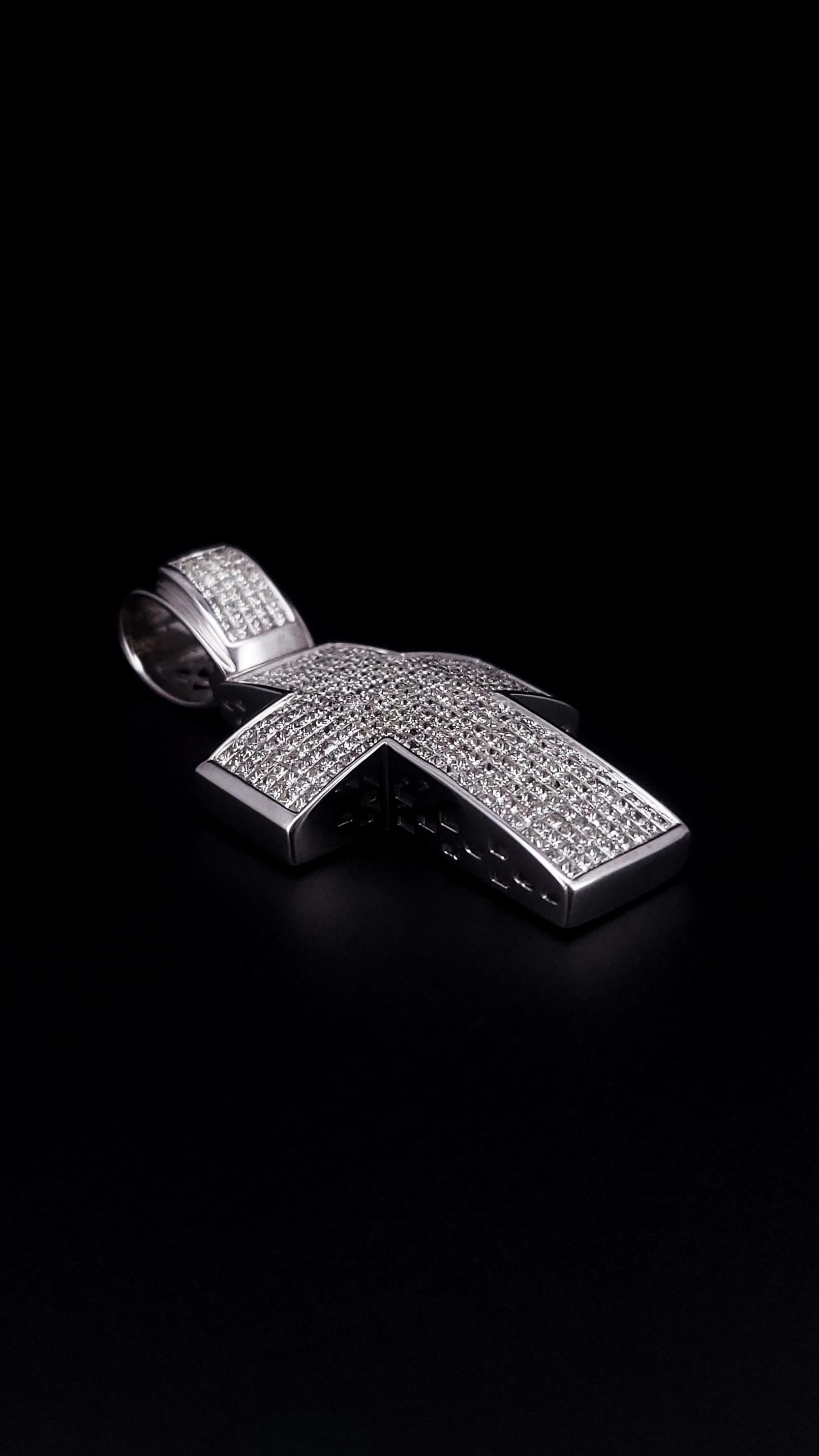 Taille princesse Pendentif croix fait sur mesure en or blanc 14 carats en vente