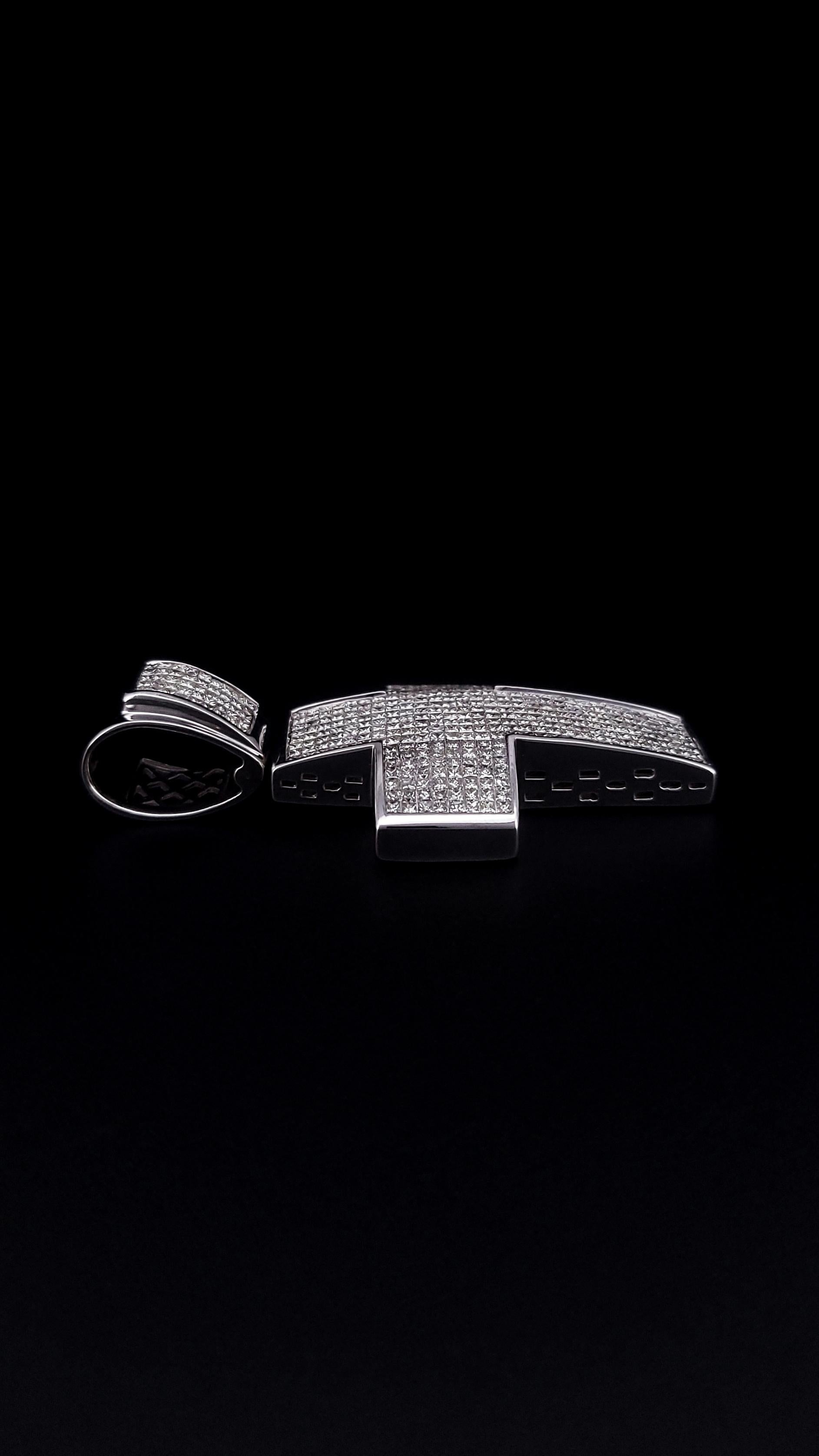 Pendentif croix fait sur mesure en or blanc 14 carats Neuf - En vente à New York, NY