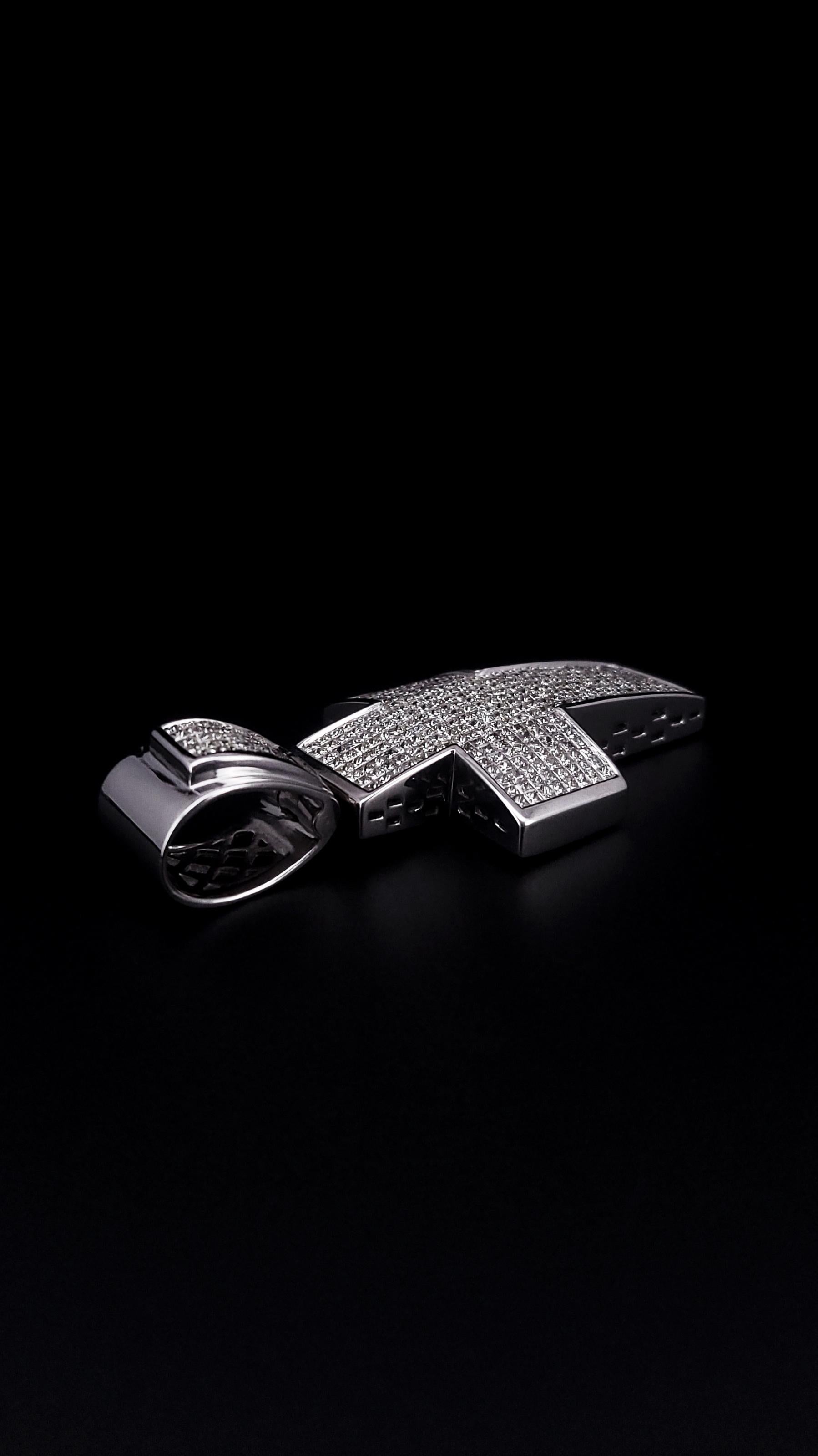 Pendentif croix fait sur mesure en or blanc 14 carats Unisexe en vente