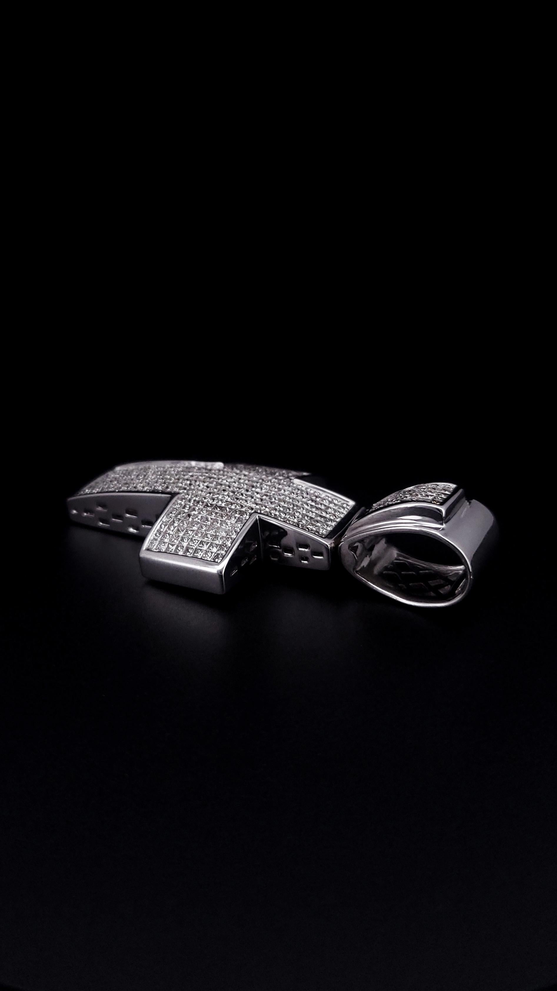 Pendentif croix fait sur mesure en or blanc 14 carats en vente 1