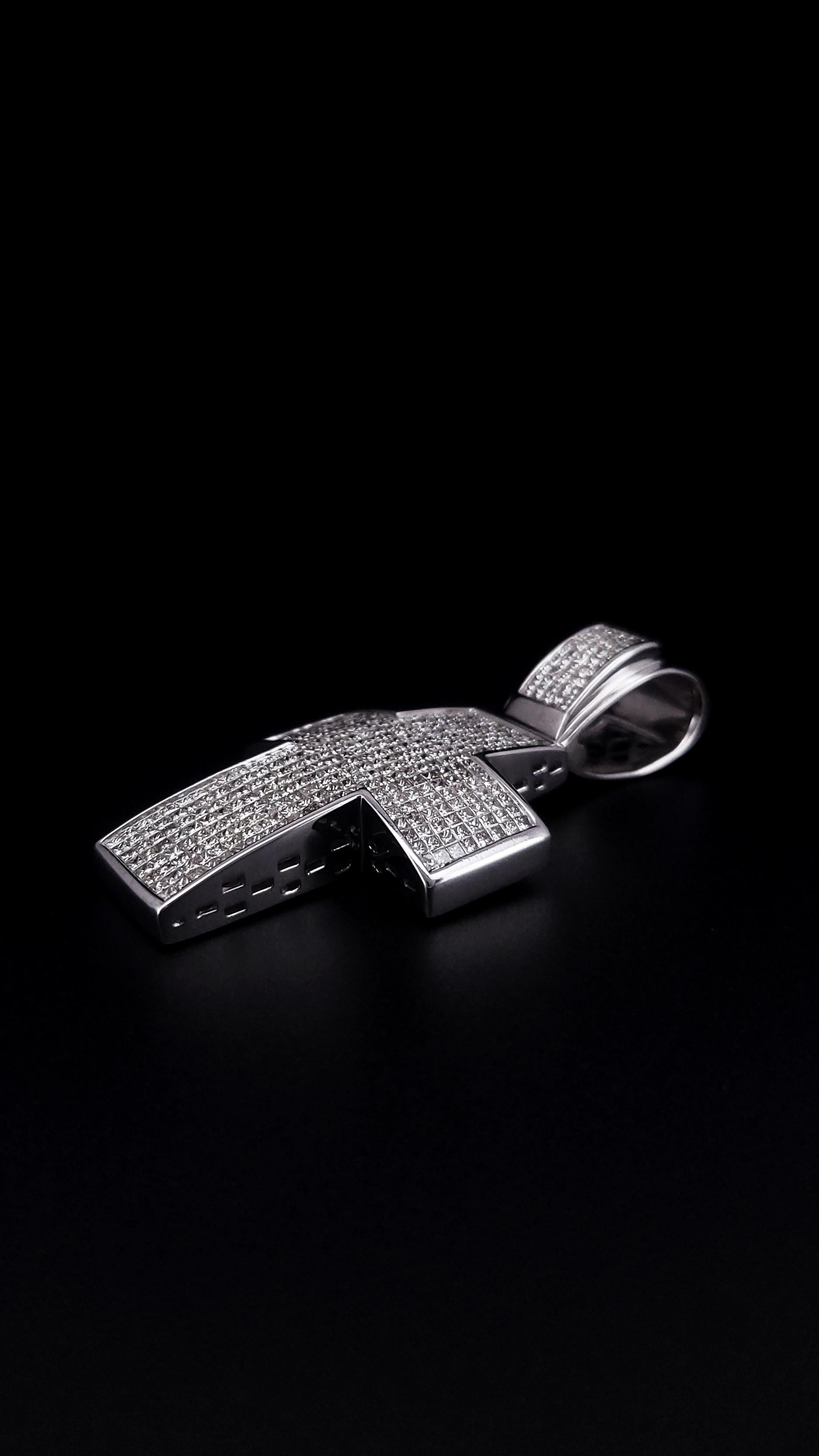 Pendentif croix fait sur mesure en or blanc 14 carats en vente 2