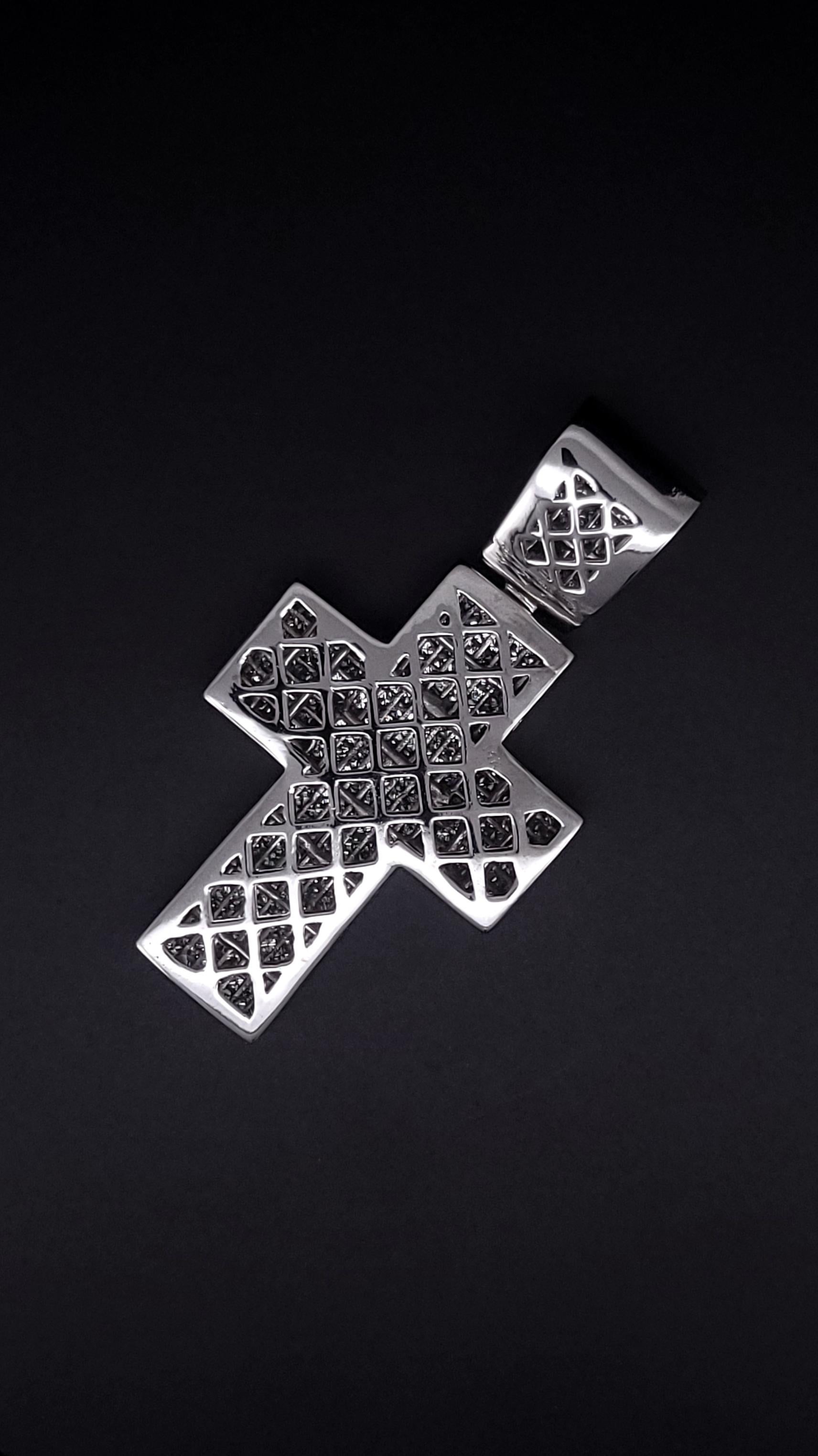 Pendentif croix fait sur mesure en or blanc 14 carats en vente 3