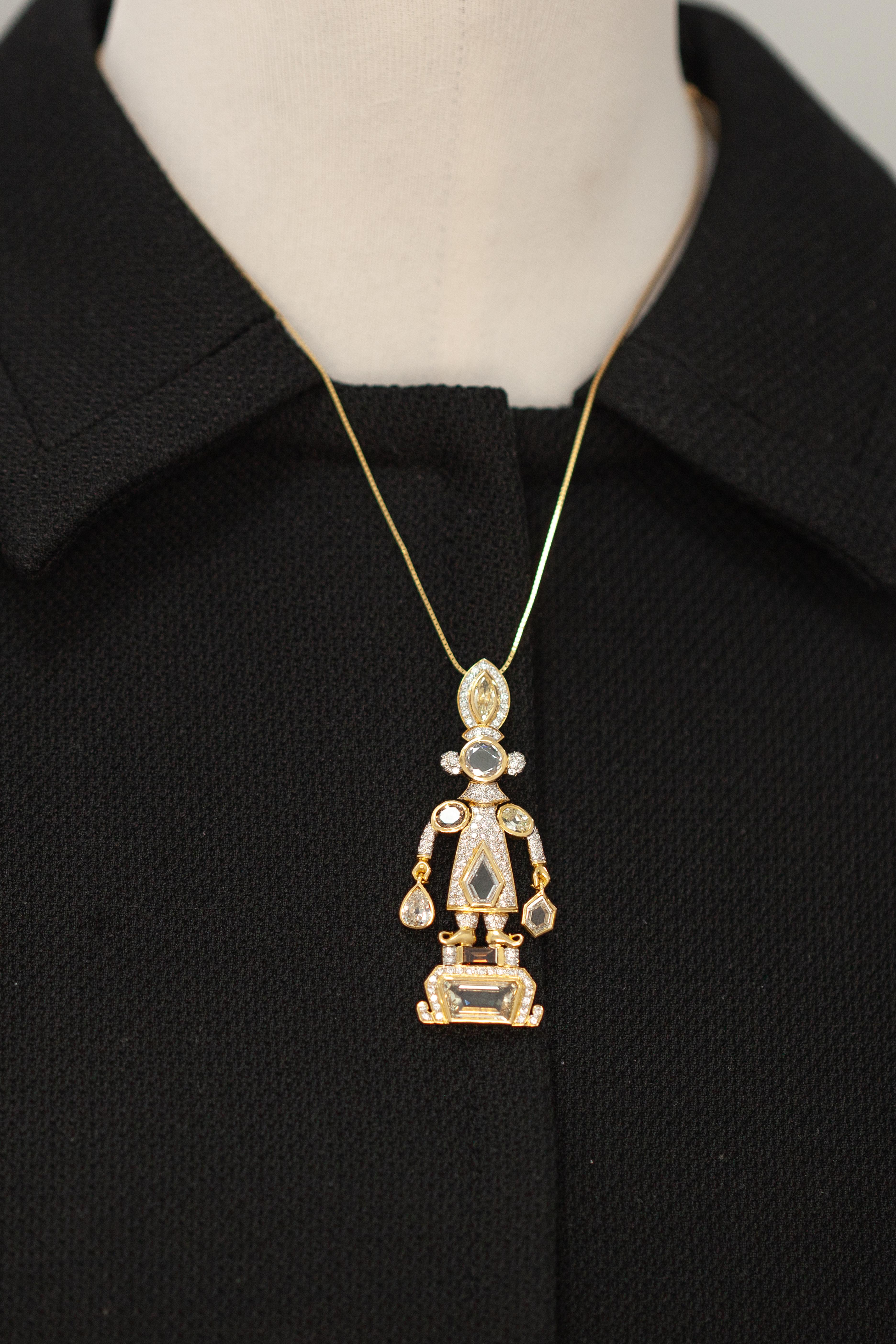 Der seltene und wunderschöne Diamantanhänger zeigt eine skurrile Figur aus 18 Karat Gelb, die mit einer beeindruckenden Reihe von Diamanten besetzt ist. Das Design umfasst 9 natürliche Diamanten im Fancy-Schliff von ca. 6 Karat in Reinheit VS-SI