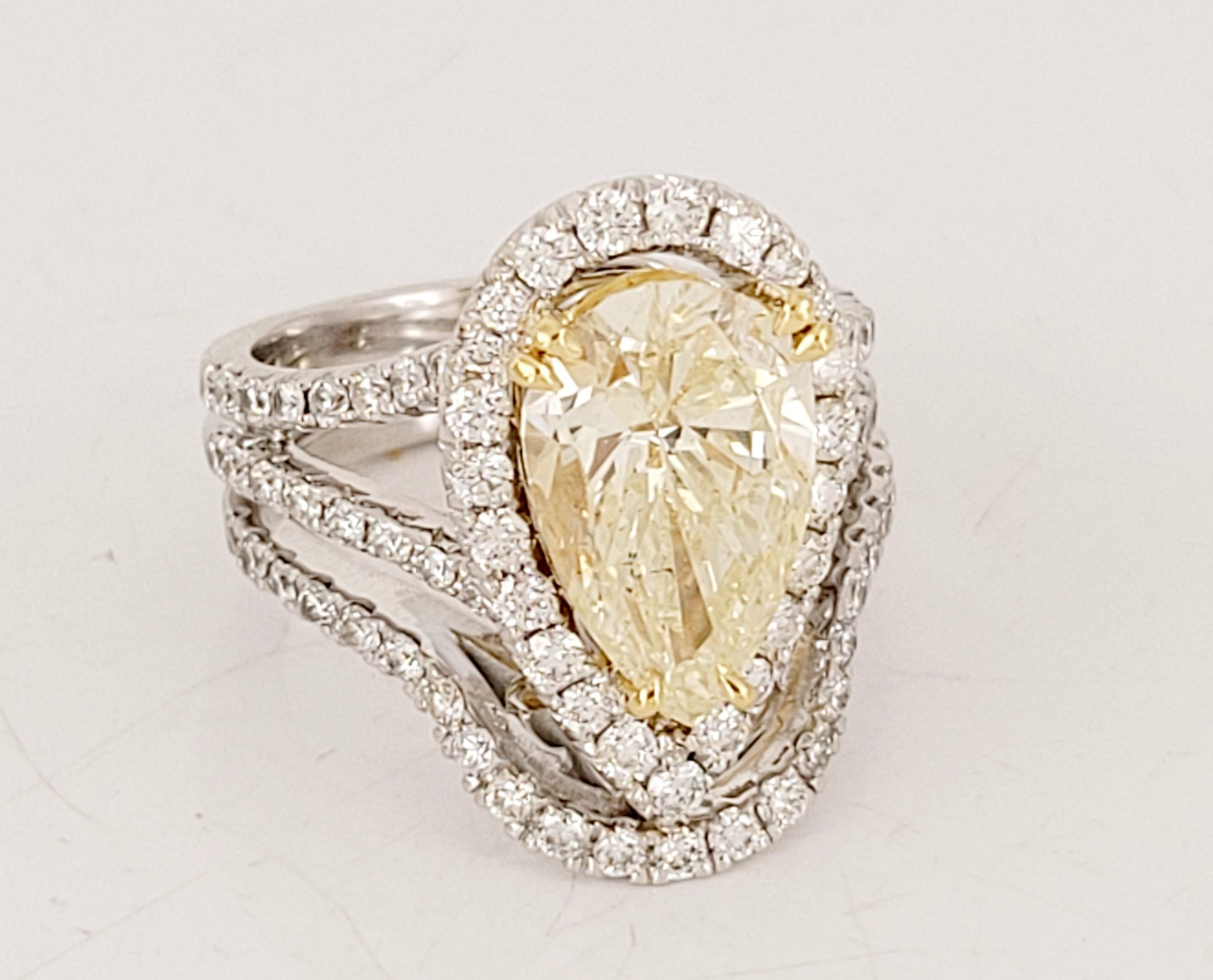 Custom Made Diamond Ring in 14K White Gold In New Condition For Sale In New York, NY