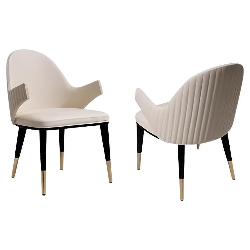 Dieser schicke Sessel wurde sorgfältig entworfen und verfügt über eine abgerundete, gepolsterte Rückenlehne mit eleganten Details im Kanalstil. Die Holzbeine aus schwarzer Eiche werden durch elegante Metallstützen aus gebürstetem Messing