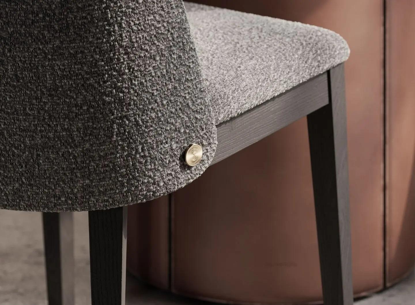 Maßgefertigter Esszimmerstuhl mit geschwungener ergonomischer Rückenlehne aus hochperformiertem Wildleder im Angebot 3