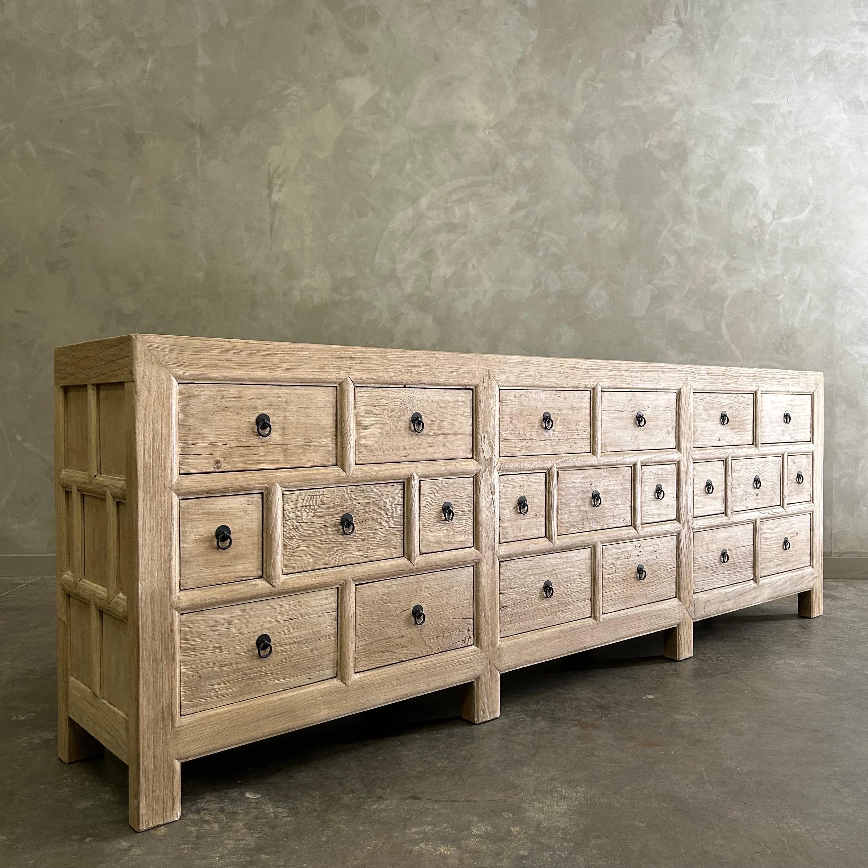 CUSTOM Wood MADE Cabinet d'apothicaire en bois d'orme en finition naturelle en vente 7