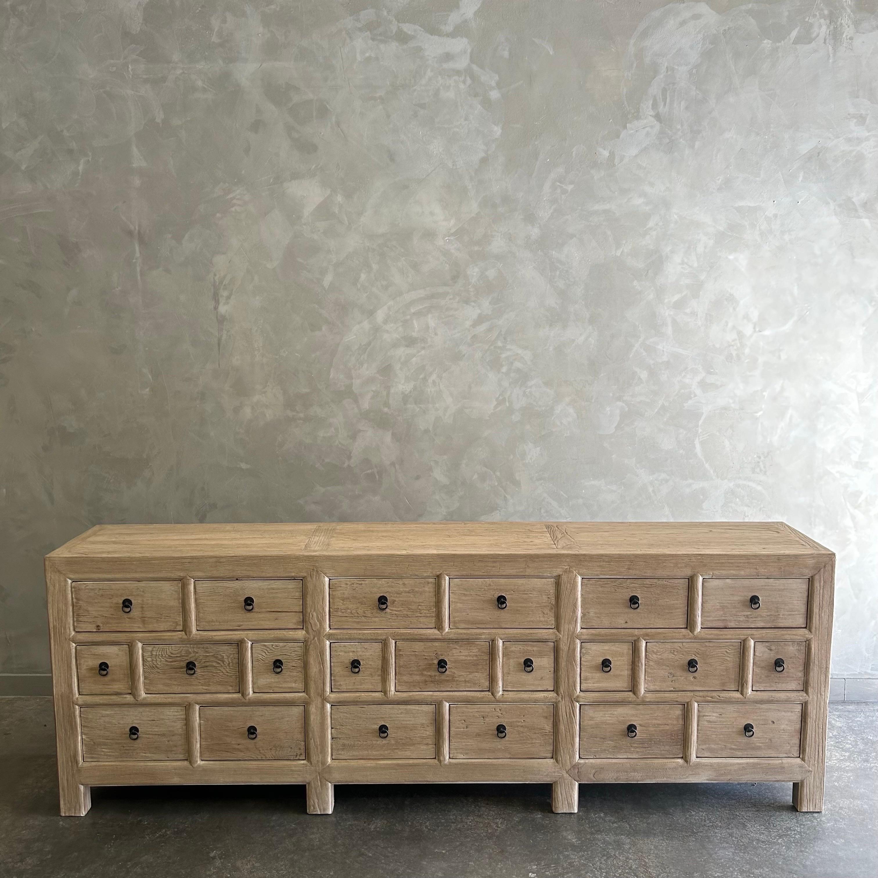 Fait main CUSTOM Wood MADE Cabinet d'apothicaire en bois d'orme en finition naturelle en vente