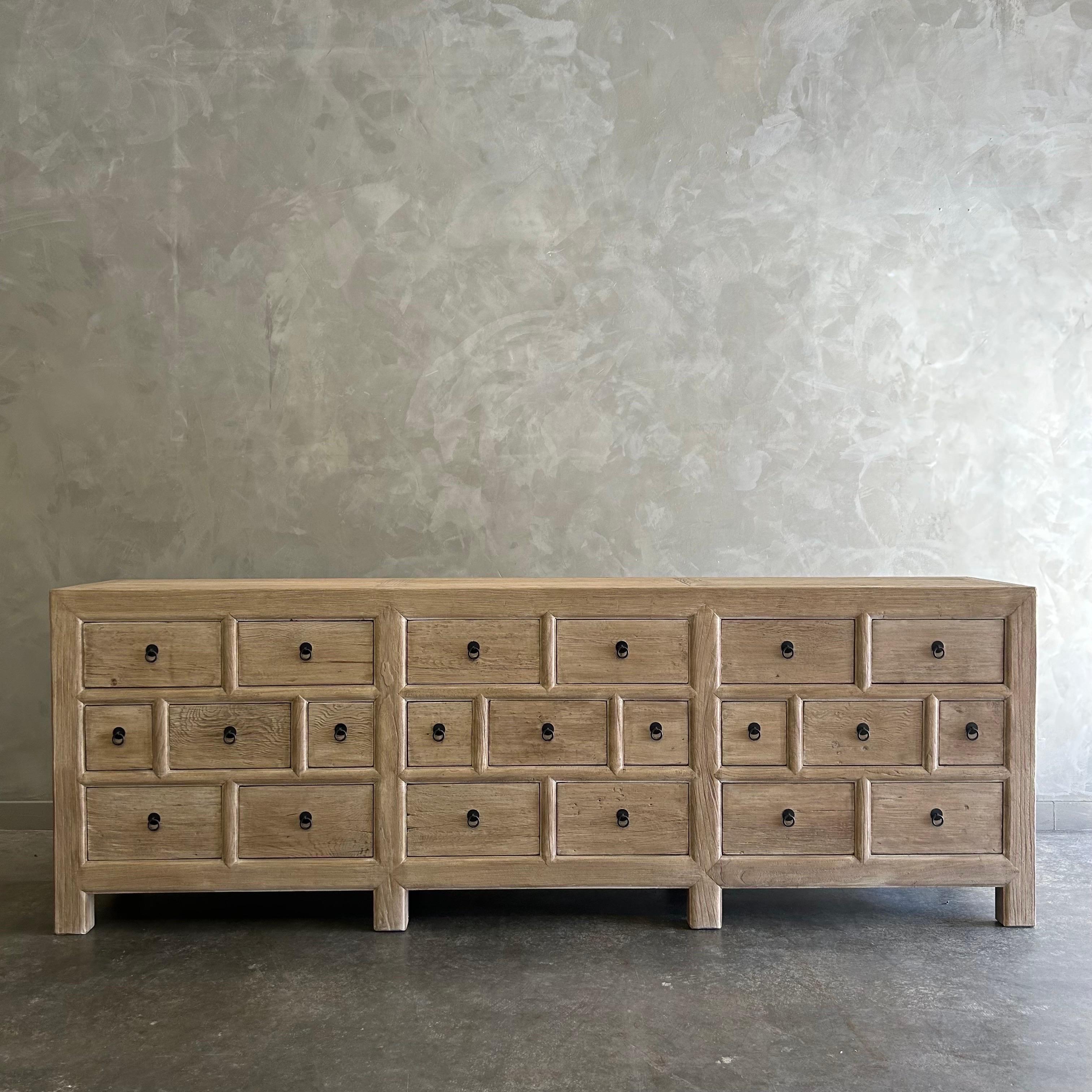 CUSTOM Wood MADE Cabinet d'apothicaire en bois d'orme en finition naturelle Neuf - En vente à Brea, CA