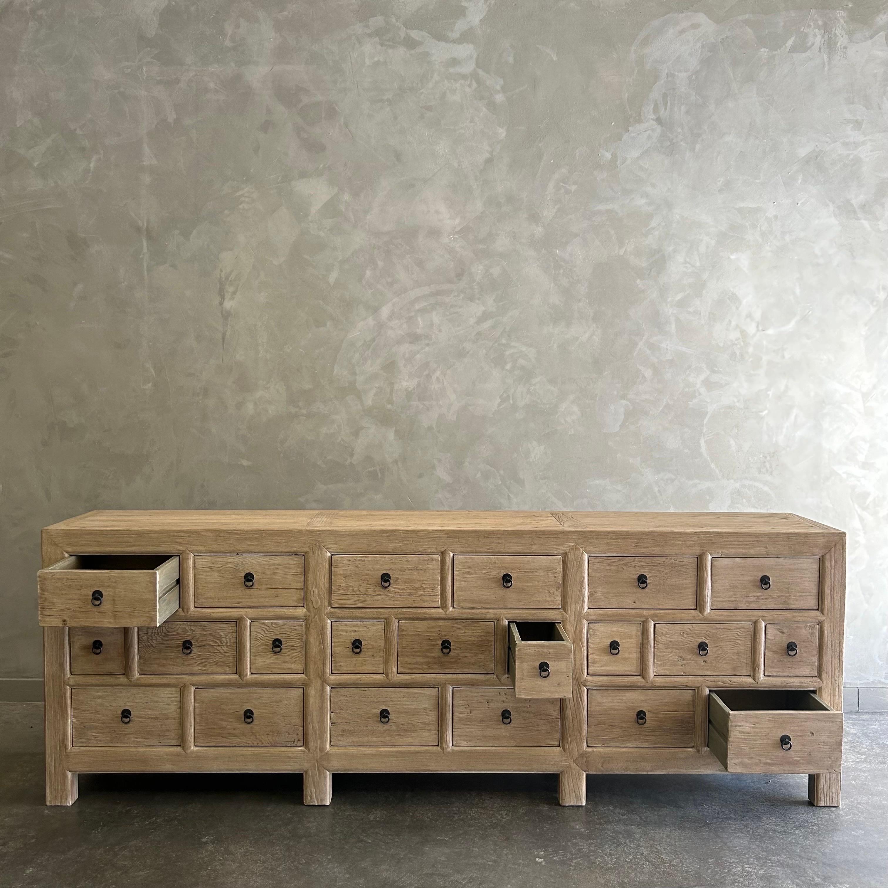 XXIe siècle et contemporain CUSTOM Wood MADE Cabinet d'apothicaire en bois d'orme en finition naturelle en vente