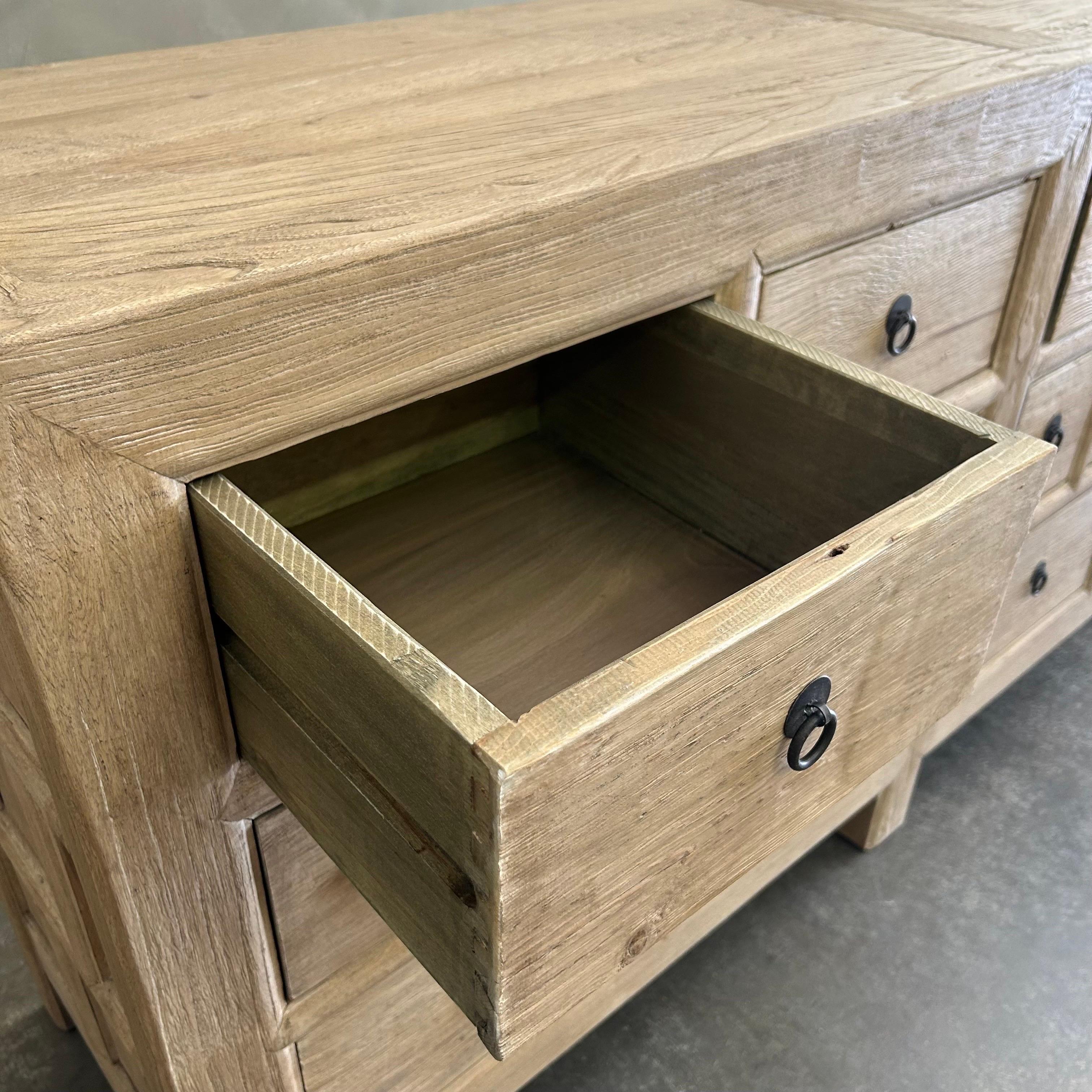 Orme CUSTOM Wood MADE Cabinet d'apothicaire en bois d'orme en finition naturelle en vente