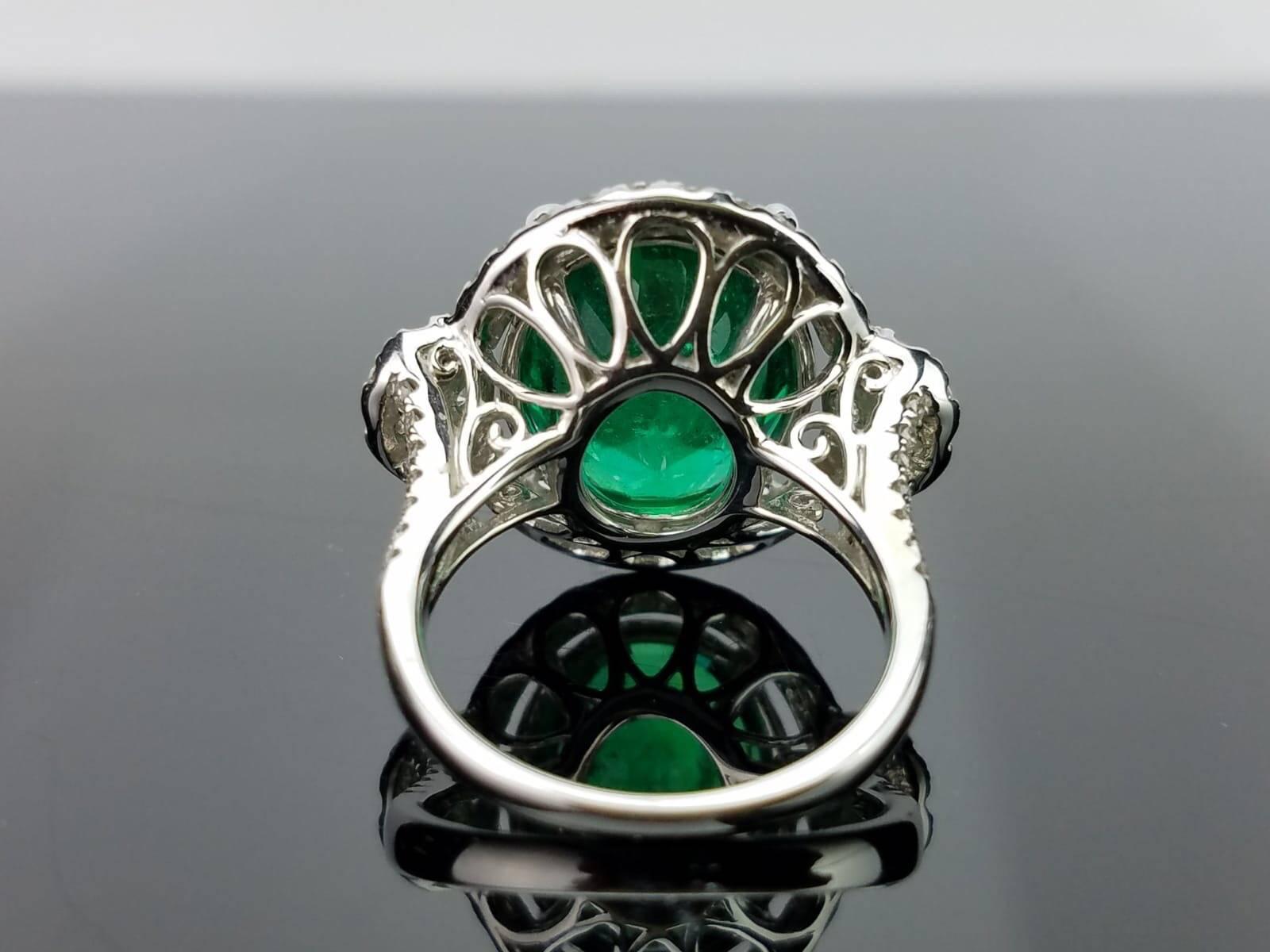 Art Deco Custom-Made Emerald and Diamond 18 Karat Gold Cocktail Ring For Sale
