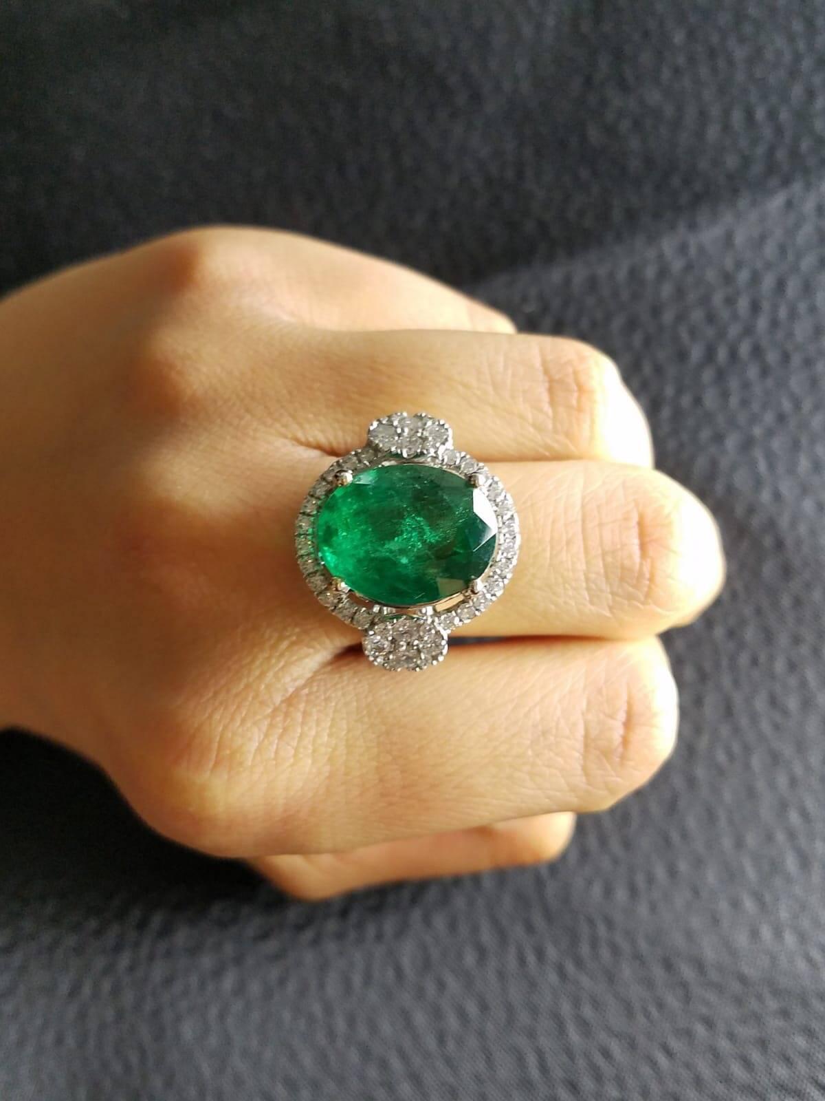 Custom-Made Emerald and Diamond 18 Karat Gold Cocktail Ring In New Condition For Sale In Bangkok, Thailand