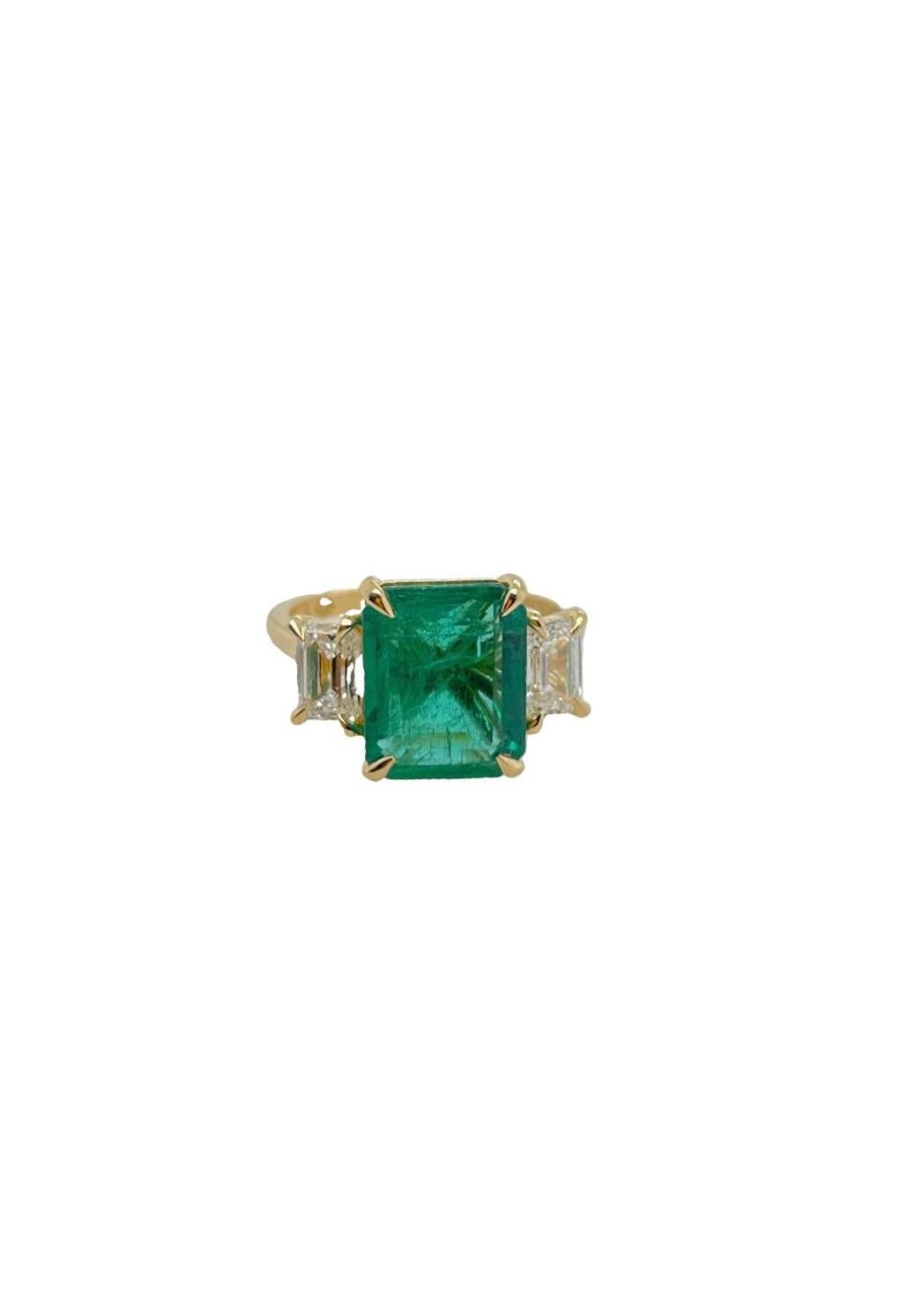 Im Angebot: Maßgefertigter Ring im Trilogy-Stil aus 18 Karat Gelbgold mit 3,50 Karat Smaragd und Diamant  () 4