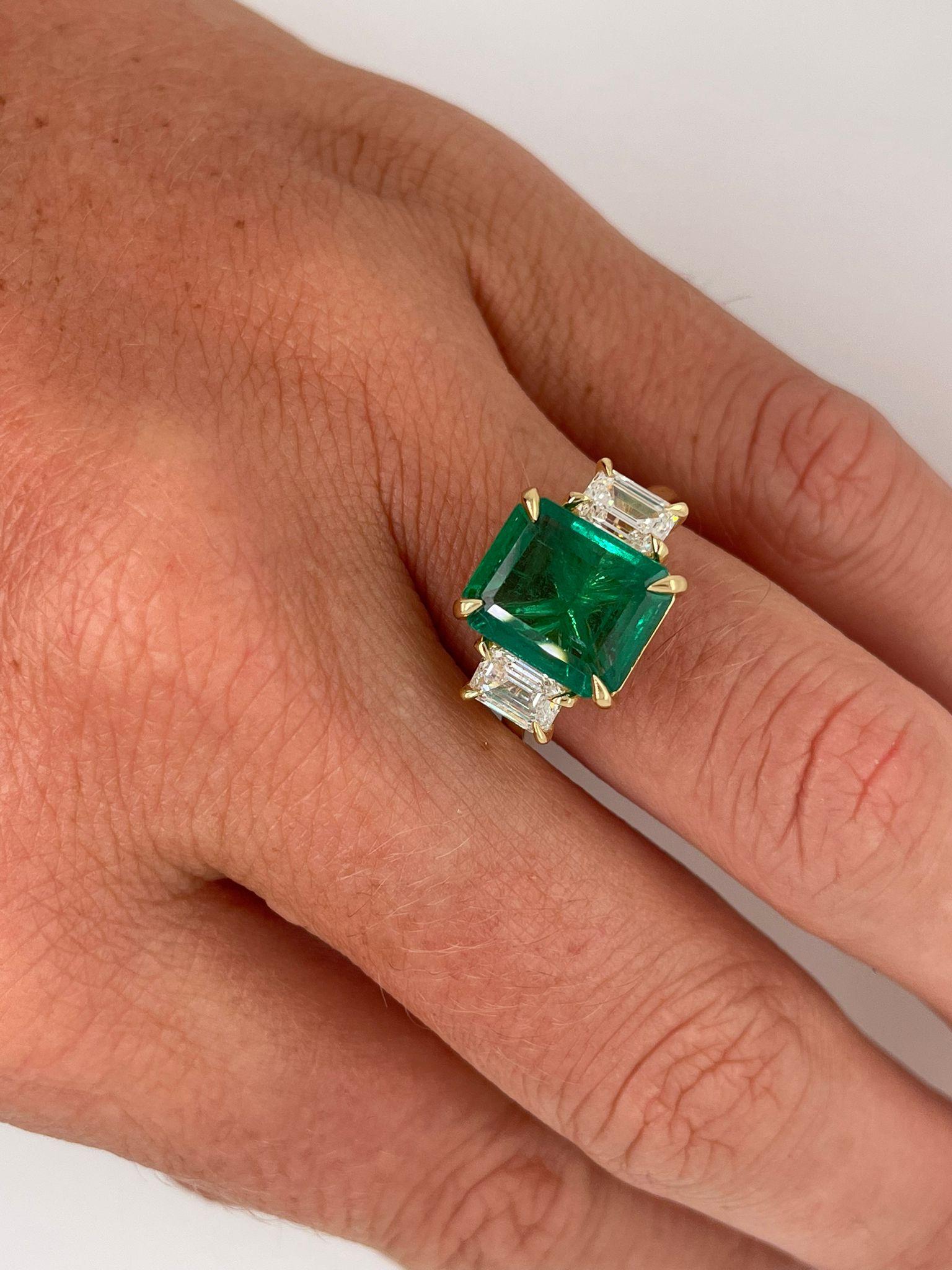 Im Angebot: Maßgefertigter Ring im Trilogy-Stil aus 18 Karat Gelbgold mit 3,50 Karat Smaragd und Diamant  () 6