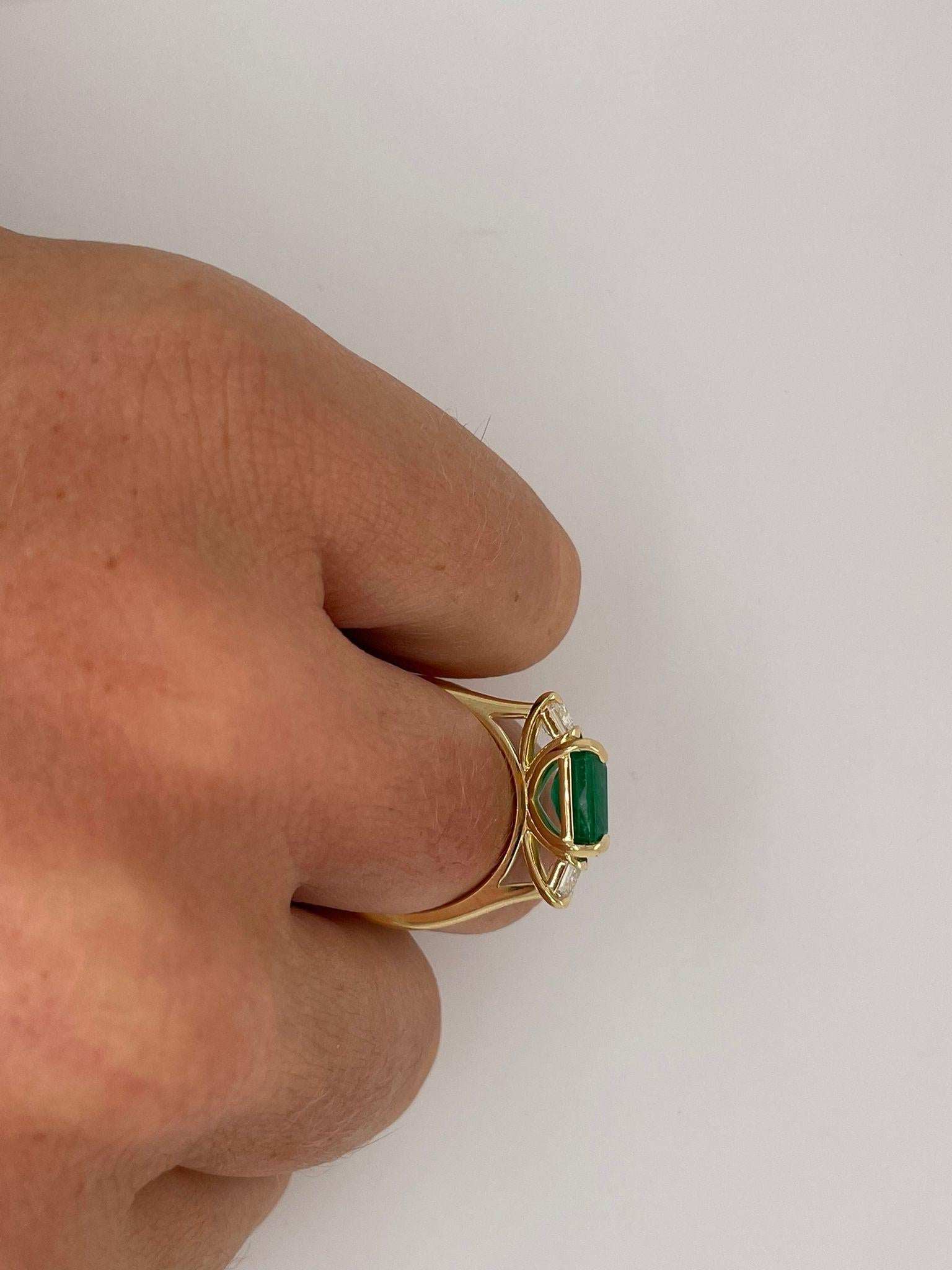 Im Angebot: Maßgefertigter Ring im Trilogy-Stil aus 18 Karat Gelbgold mit 3,50 Karat Smaragd und Diamant  () 8