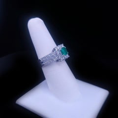Anillo CUSTOM MADE con esmeraldas y diamantes redondos de talla brillante, en oro blanco de 18 quilates