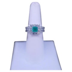 Anillo CUSTOM MADE con esmeraldas y diamantes redondos de talla brillante, en oro blanco de 18 quilates