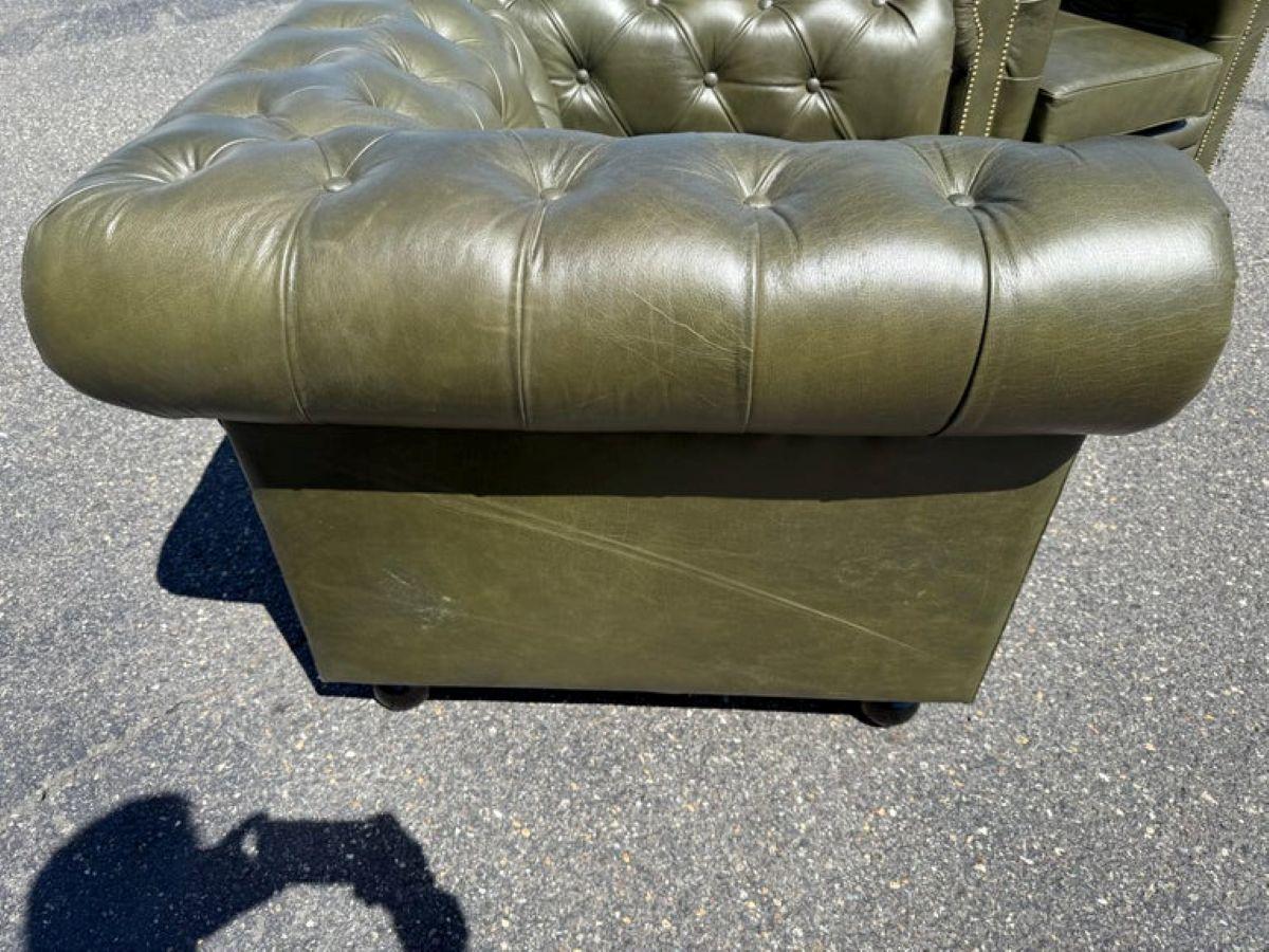 Fauteuils club Chesterfield en cuir véritable vert olive fabriqués sur mesure à l'anglaise en vente 4