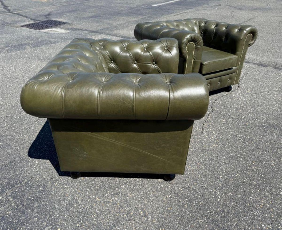 XXIe siècle et contemporain Fauteuils club Chesterfield en cuir véritable vert olive fabriqués sur mesure à l'anglaise en vente