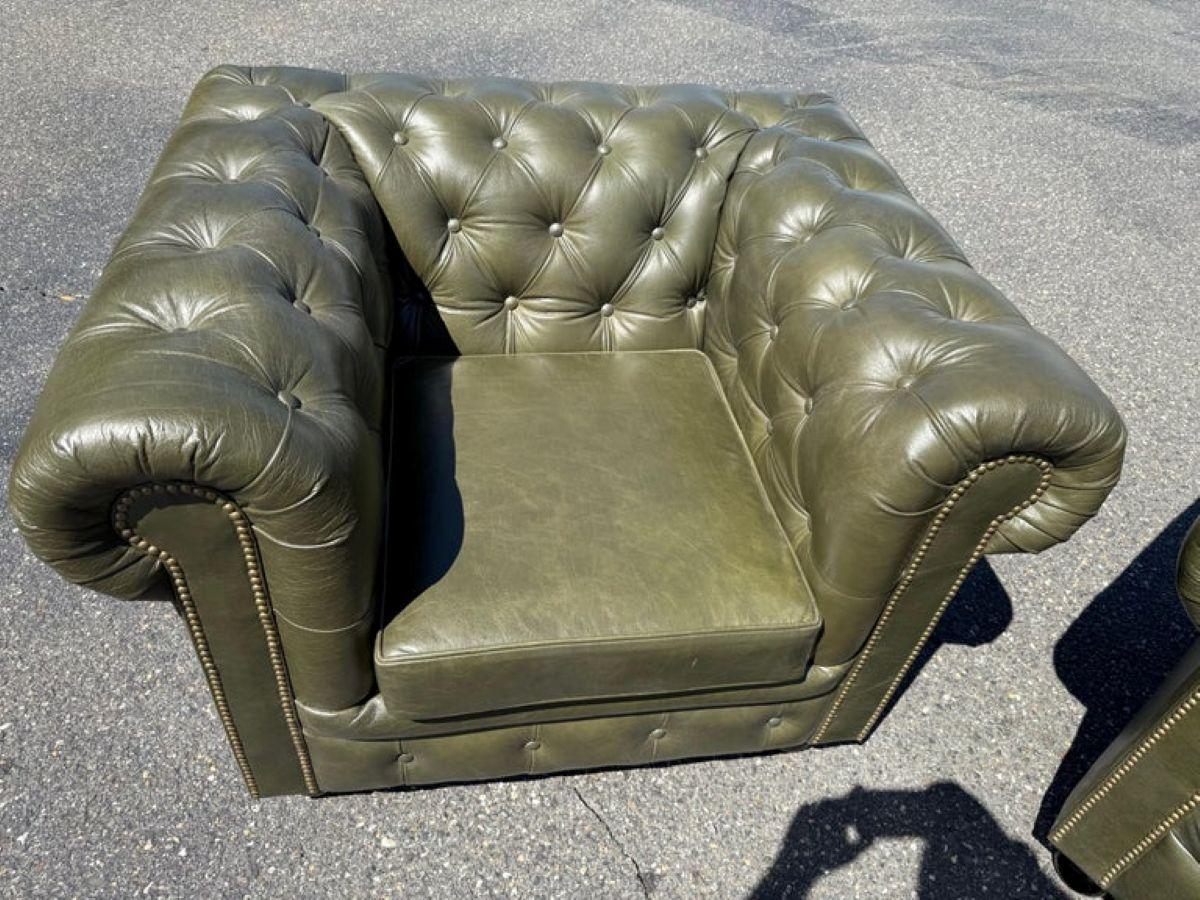 Cuir Fauteuils club Chesterfield en cuir véritable vert olive fabriqués sur mesure à l'anglaise en vente