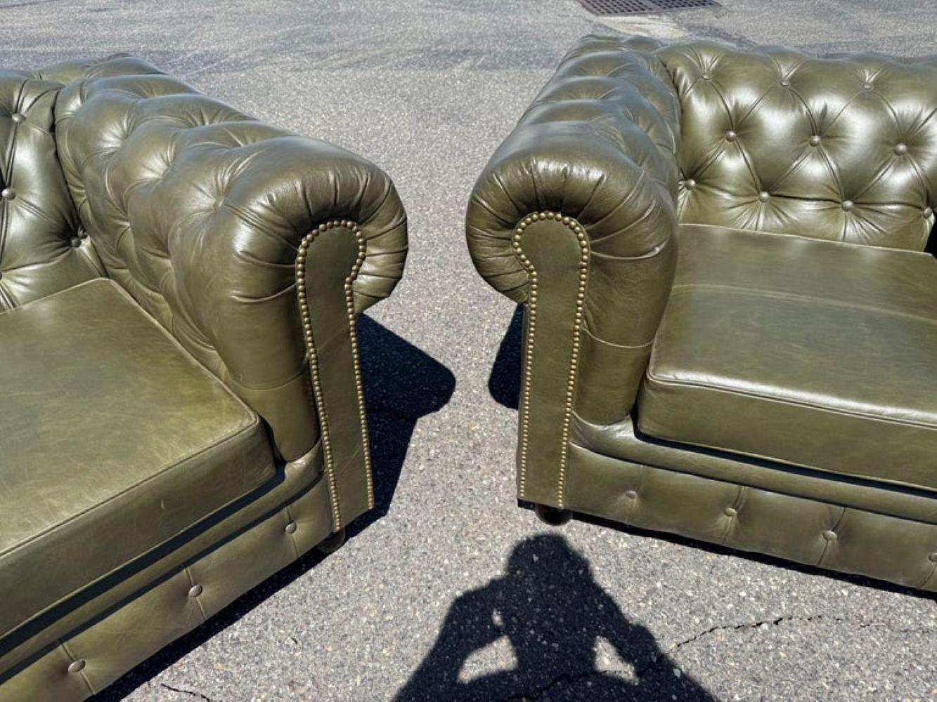 Fauteuils club Chesterfield en cuir véritable vert olive fabriqués sur mesure à l'anglaise en vente 2