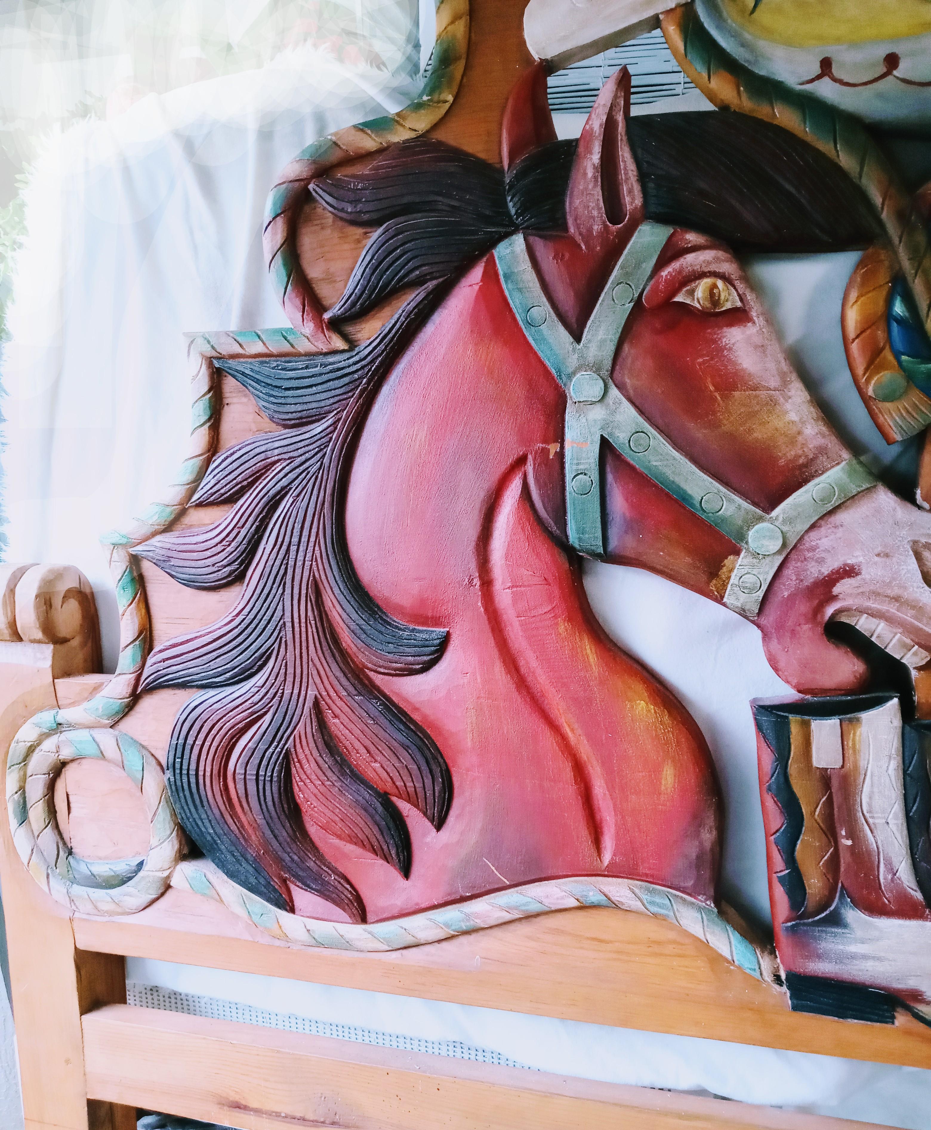 Custom Made Equestrian Double Horse Head geschnitzt Holz King Size Kopfteil (Hartholz) im Angebot