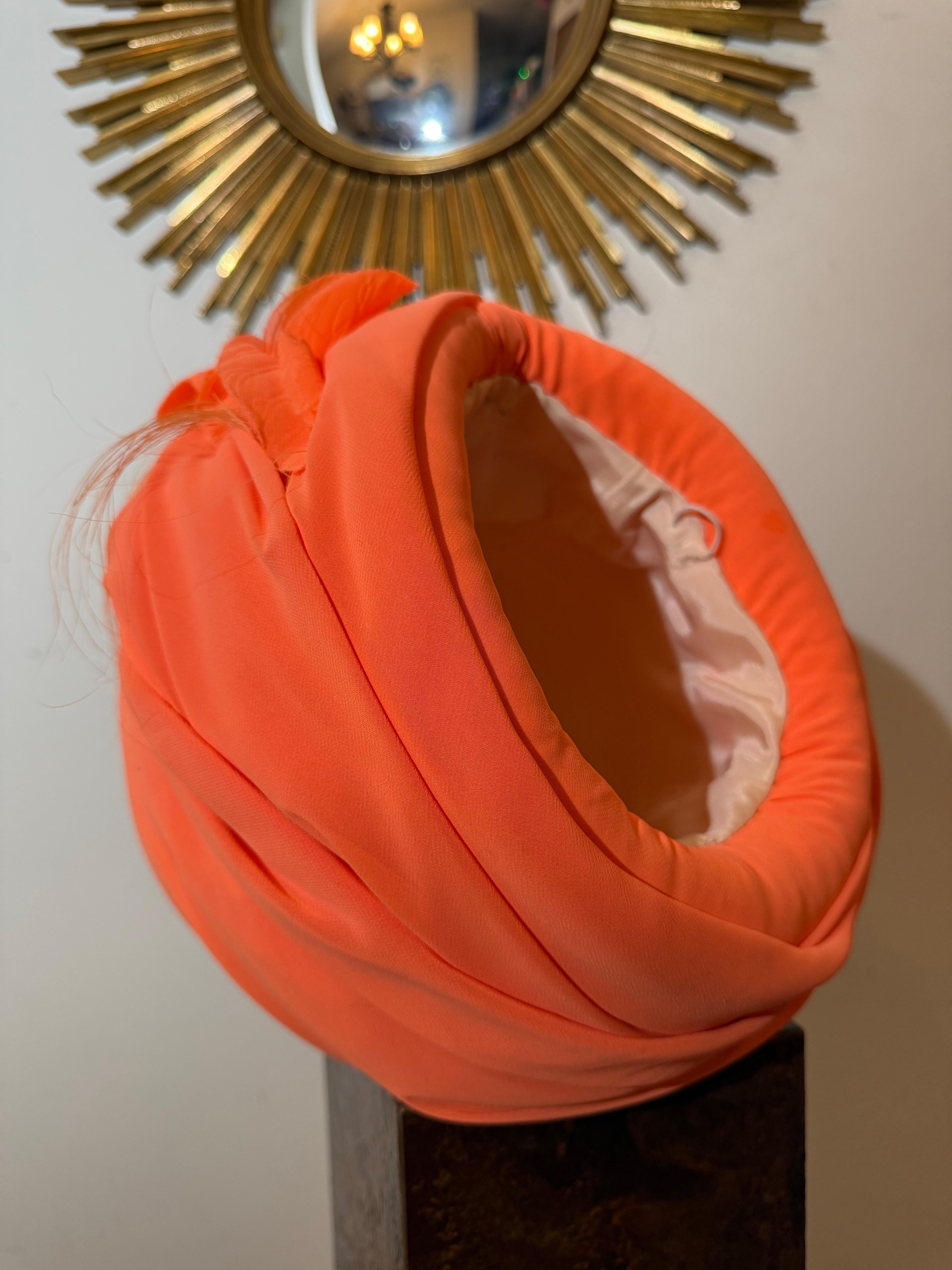 CUSTOM MADE - Turban en mousseline de soie orange fluorescente avec plume d'autruche en vente 5