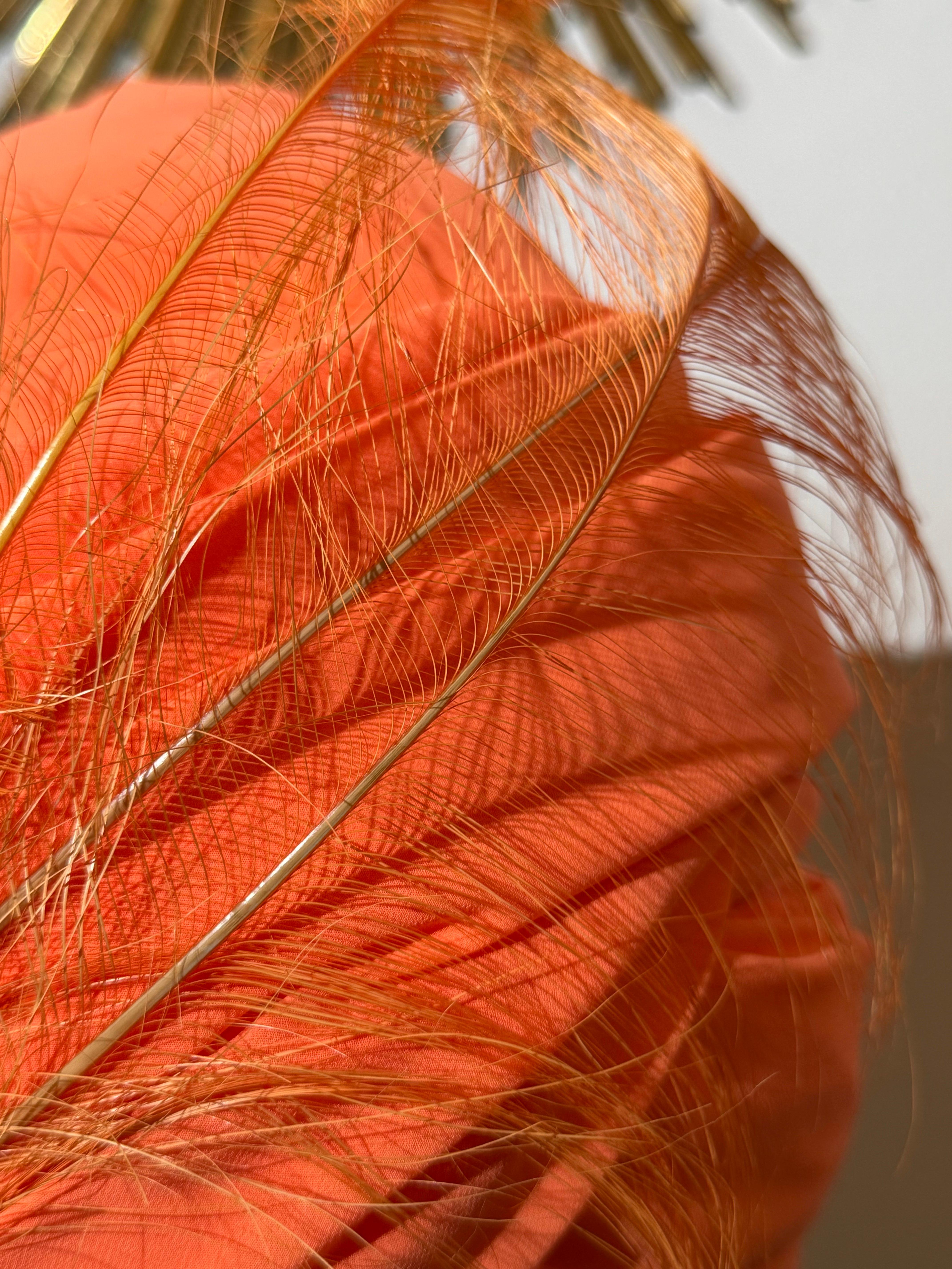 CUSTOM MADE - Turban en mousseline de soie orange fluorescente avec plume d'autruche en vente 6