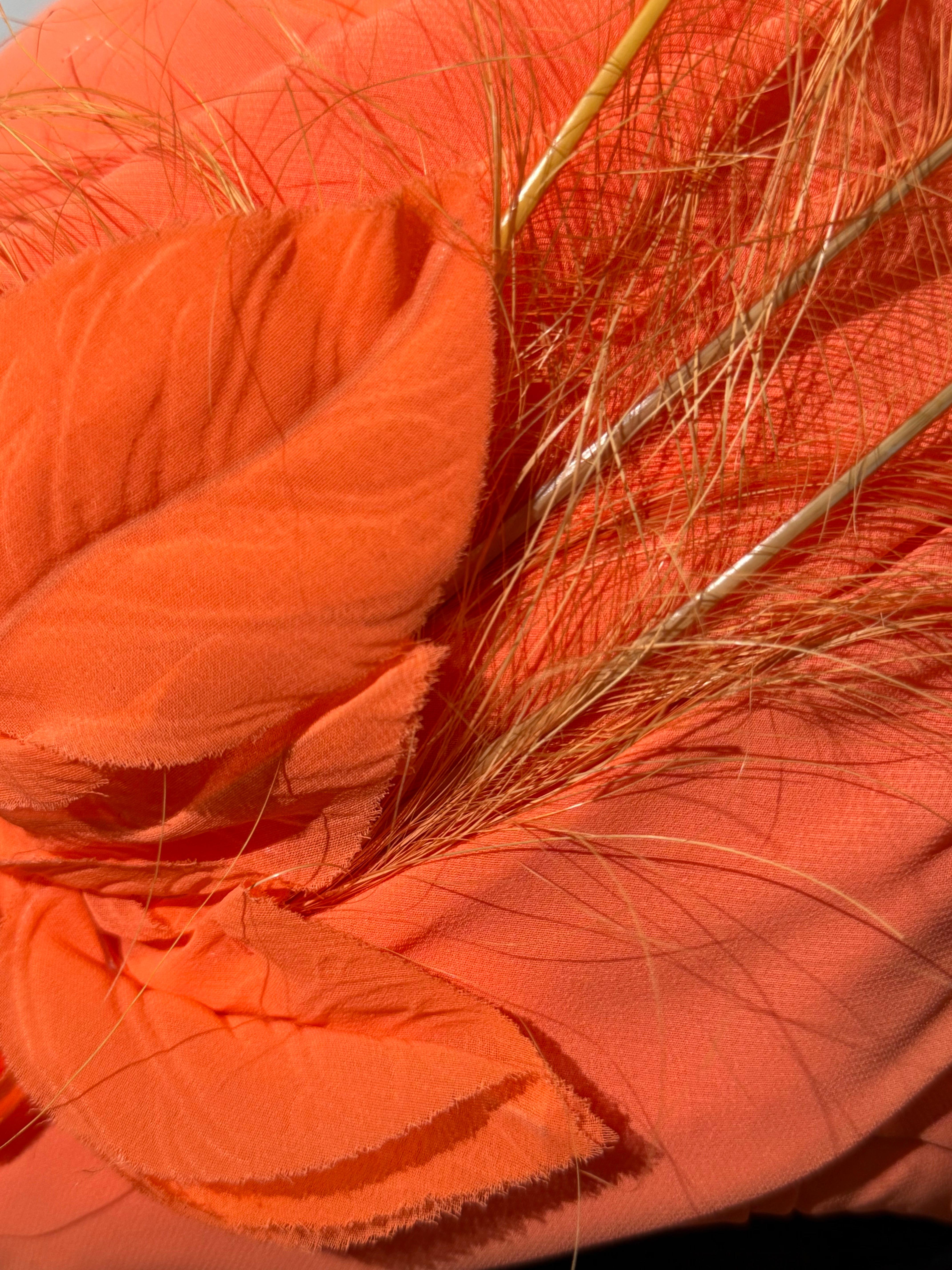 CUSTOM MADE - Turban en mousseline de soie orange fluorescente avec plume d'autruche en vente 7