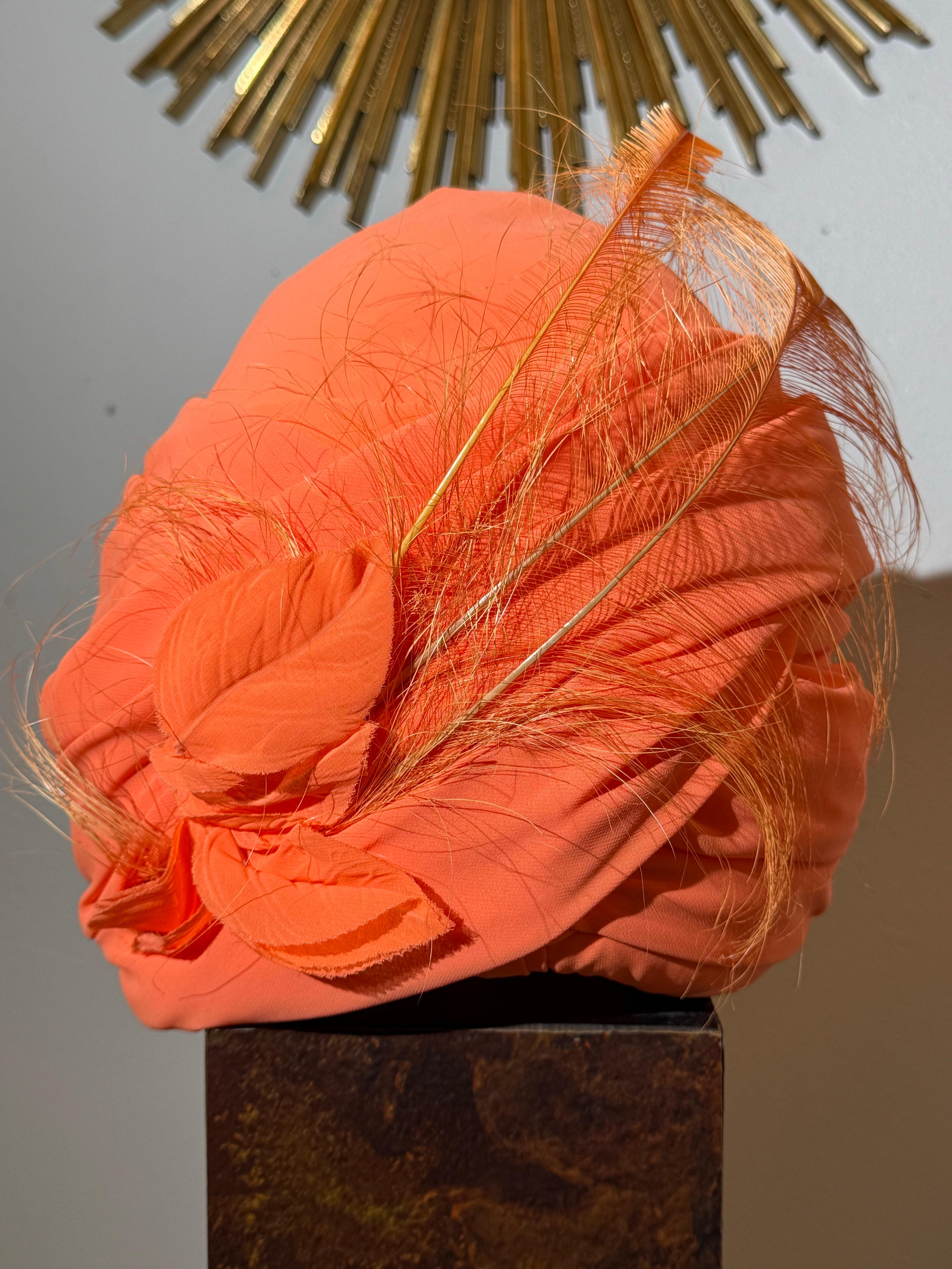 CUSTOM MADE - Turban en mousseline de soie orange fluorescente avec plume d'autruche en vente 8