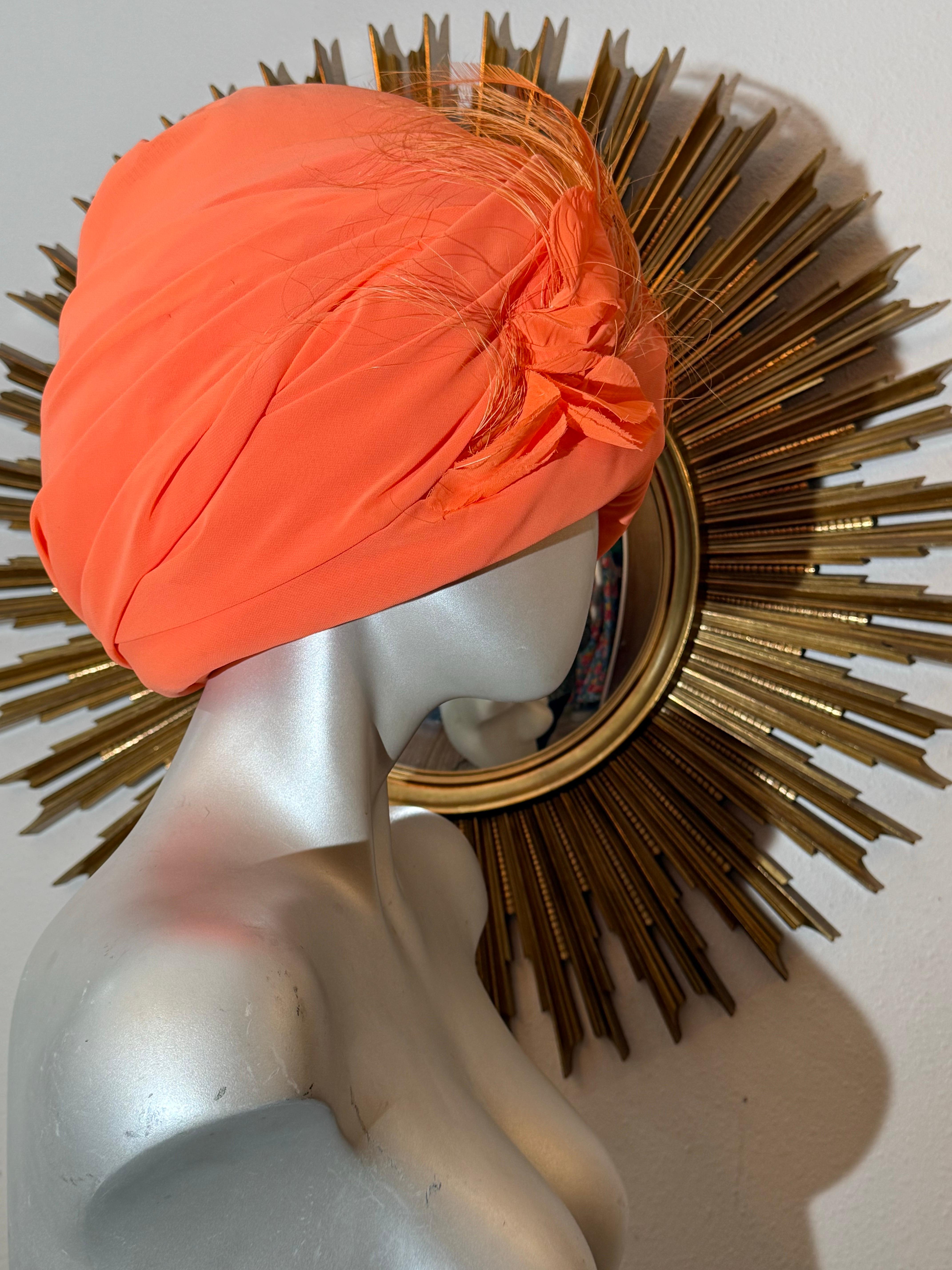 Orange CUSTOM MADE - Turban en mousseline de soie orange fluorescente avec plume d'autruche en vente