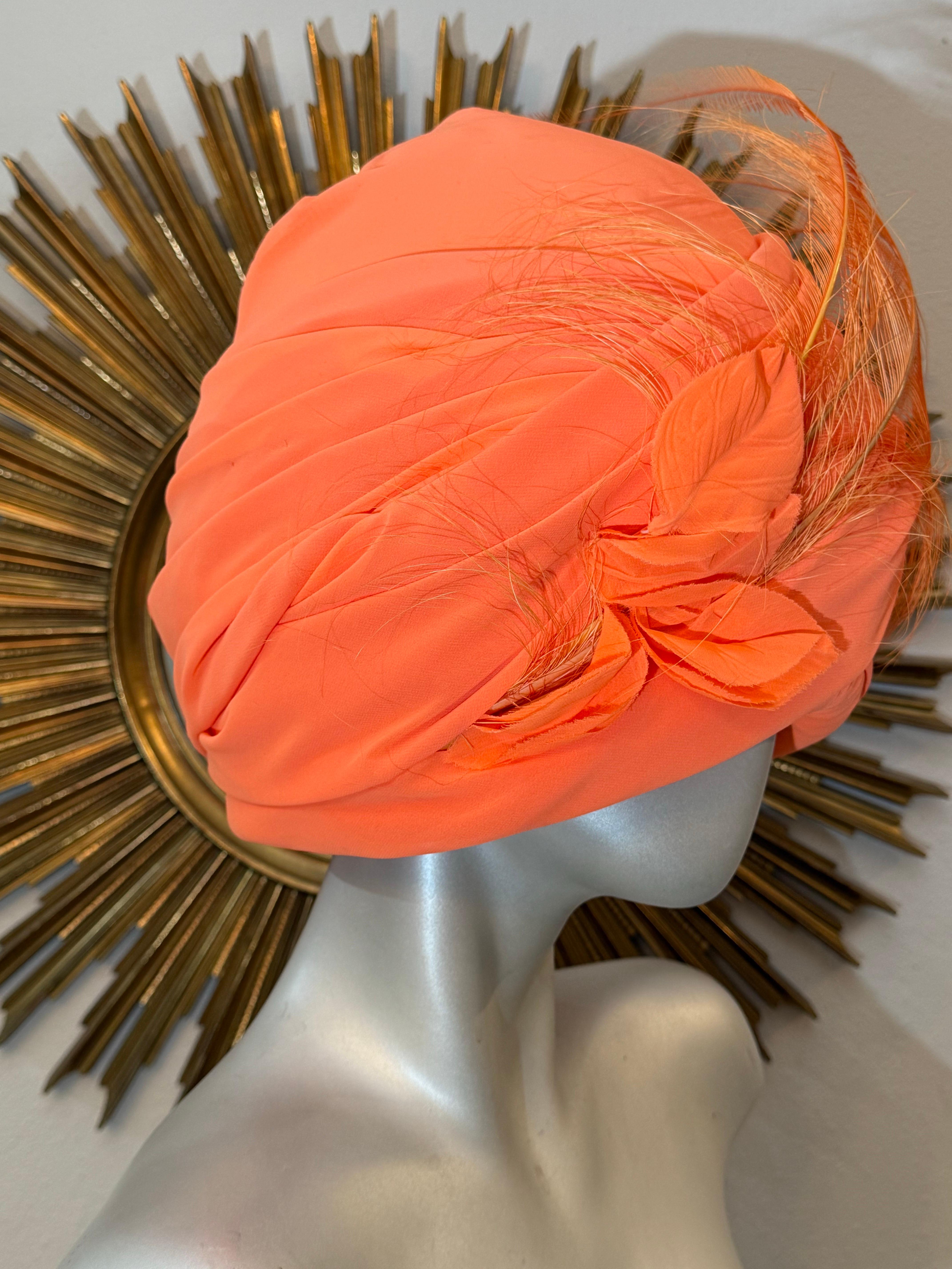 CUSTOM MADE - Turban en mousseline de soie orange fluorescente avec plume d'autruche Excellent état - En vente à Gresham, OR