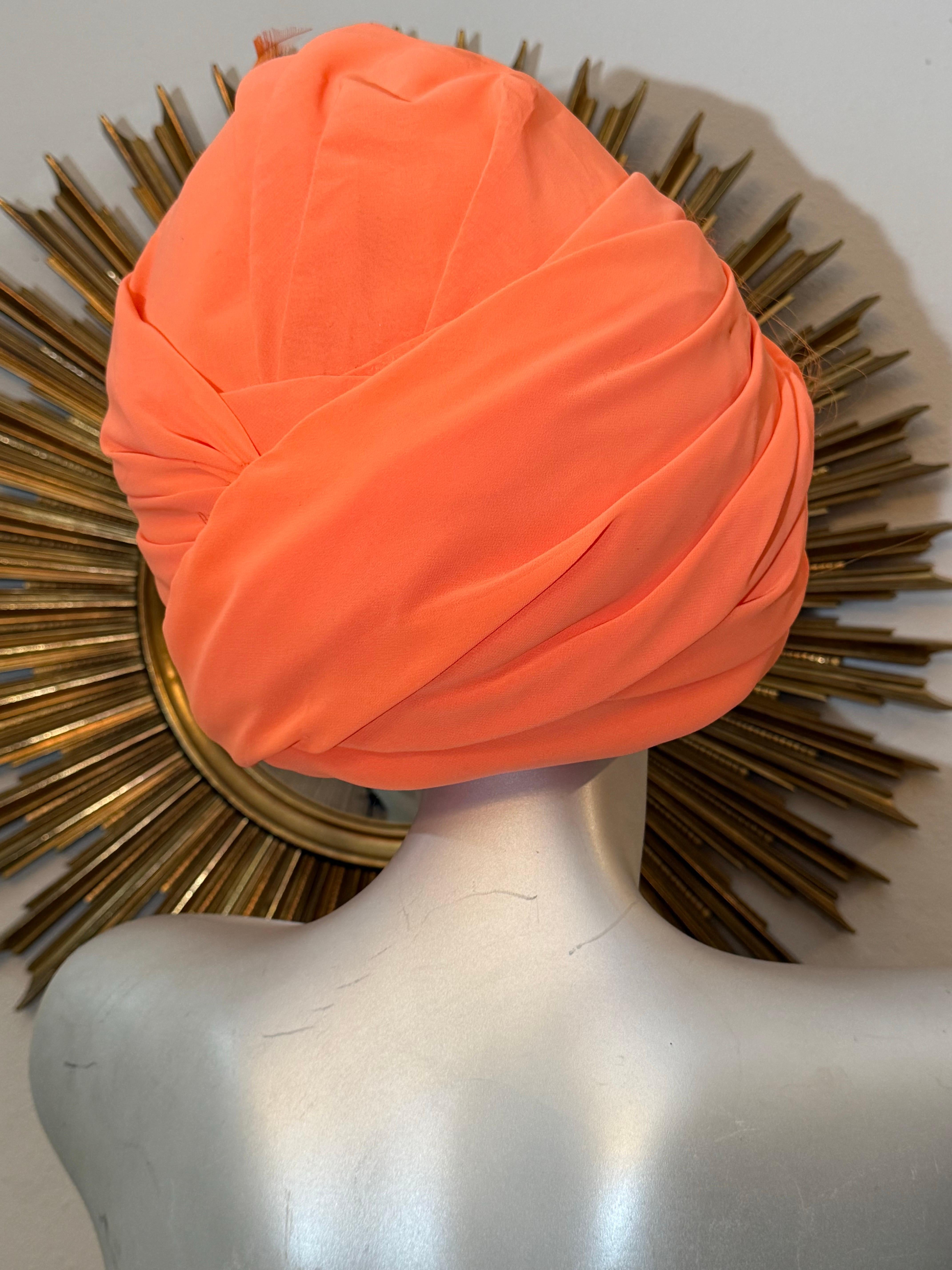 CUSTOM MADE - Turban en mousseline de soie orange fluorescente avec plume d'autruche Unisexe en vente