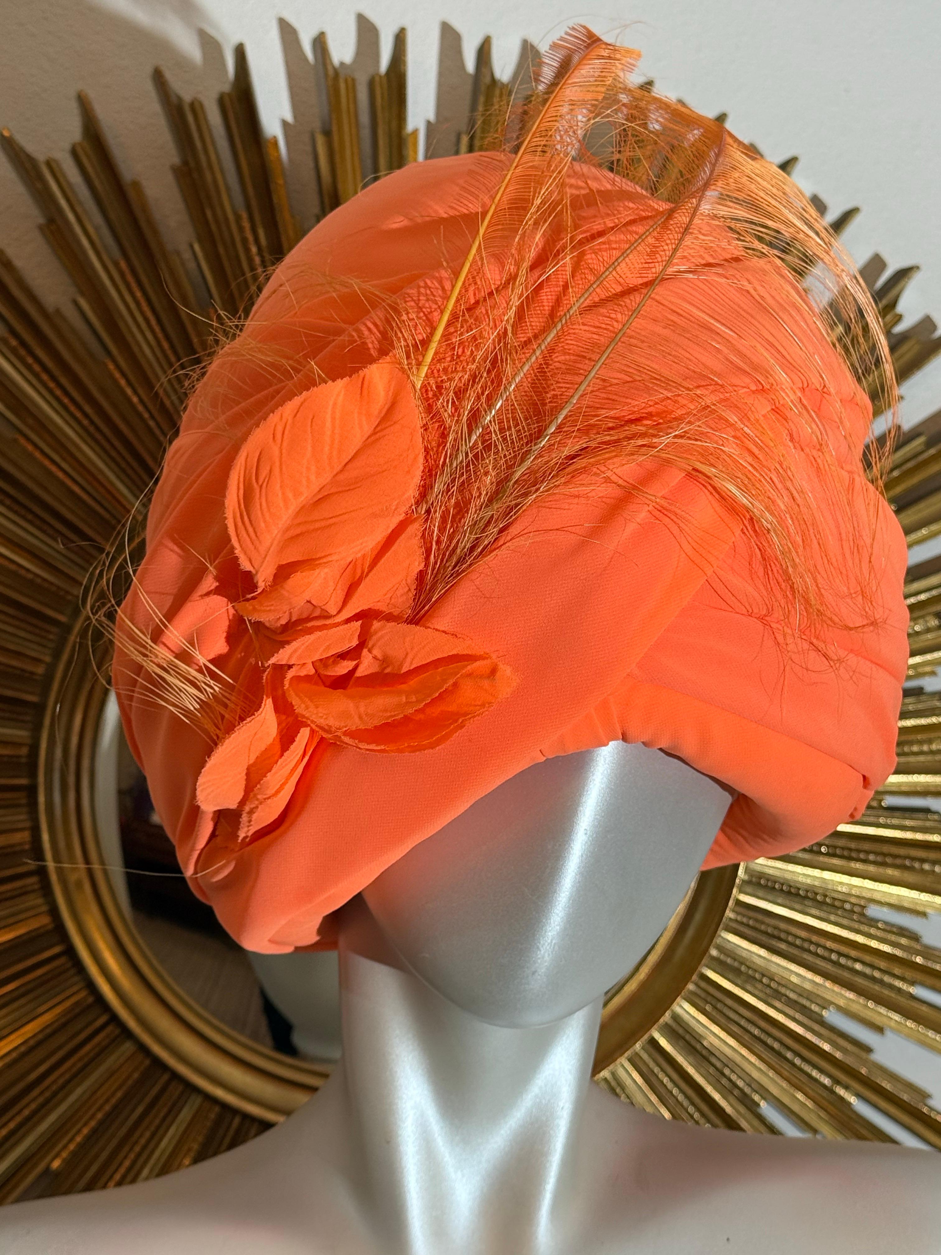 CUSTOM MADE - Turban en mousseline de soie orange fluorescente avec plume d'autruche en vente 1