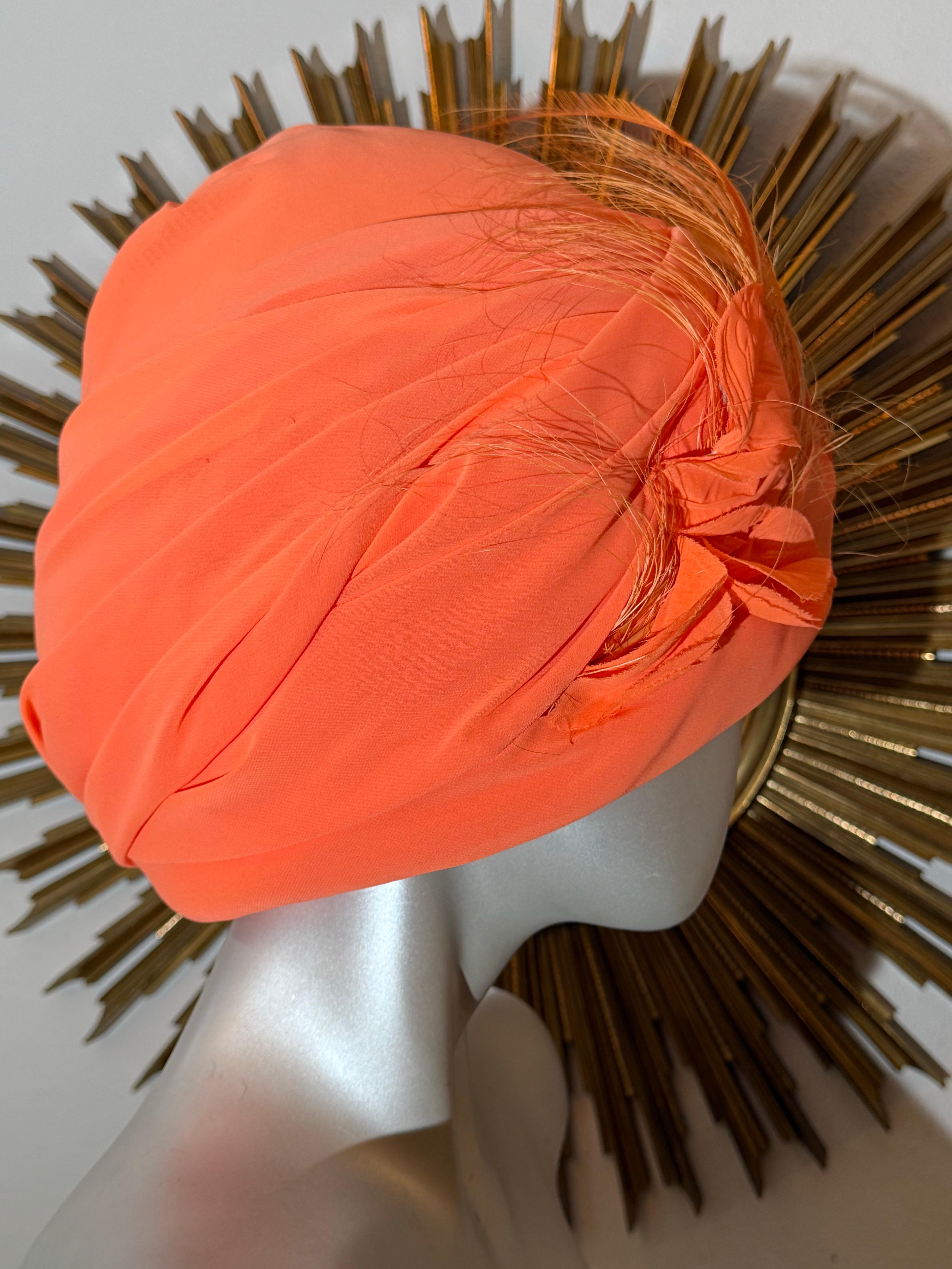 CUSTOM MADE - Turban en mousseline de soie orange fluorescente avec plume d'autruche en vente 2