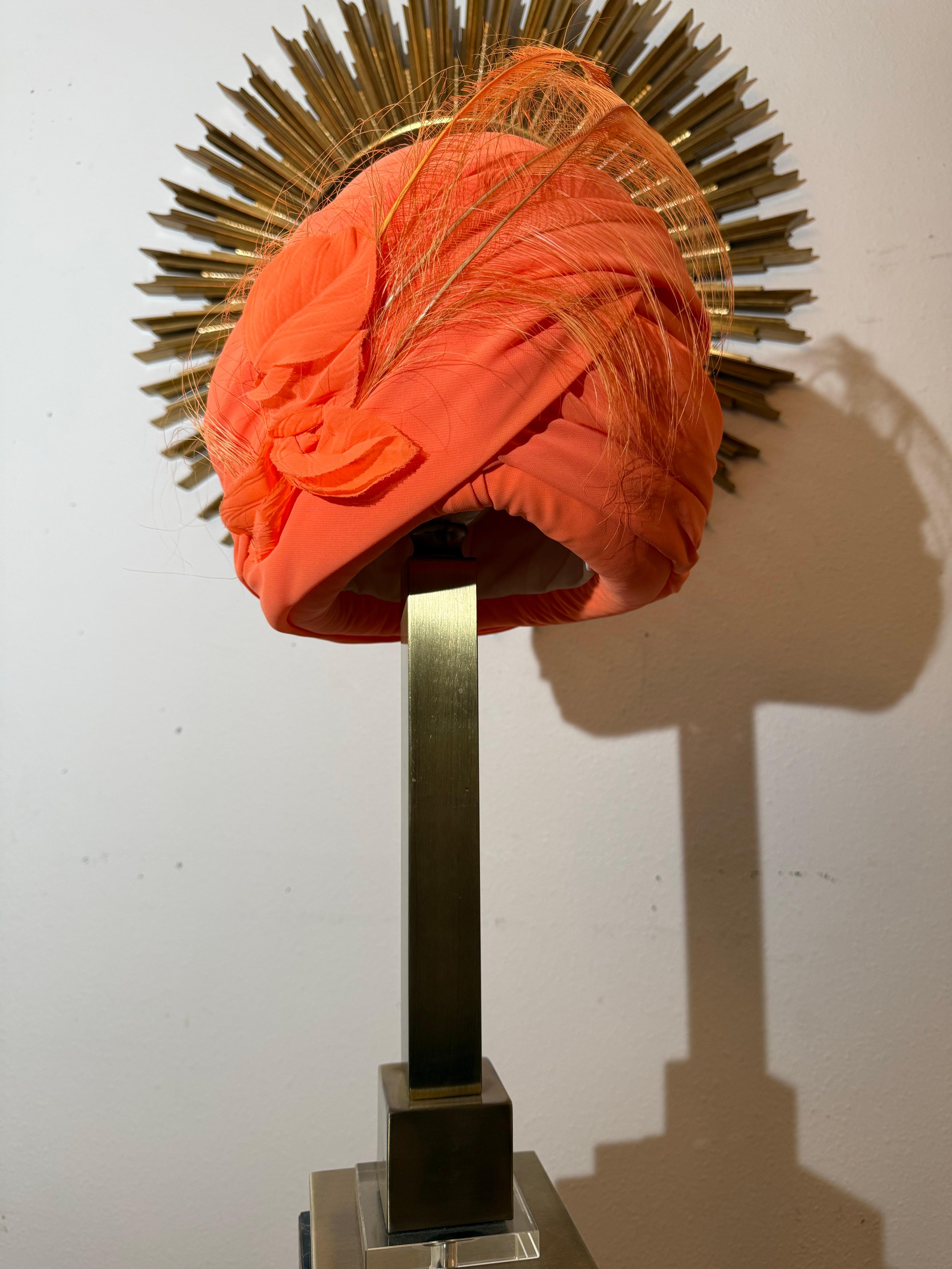 CUSTOM MADE - Turban en mousseline de soie orange fluorescente avec plume d'autruche en vente 3
