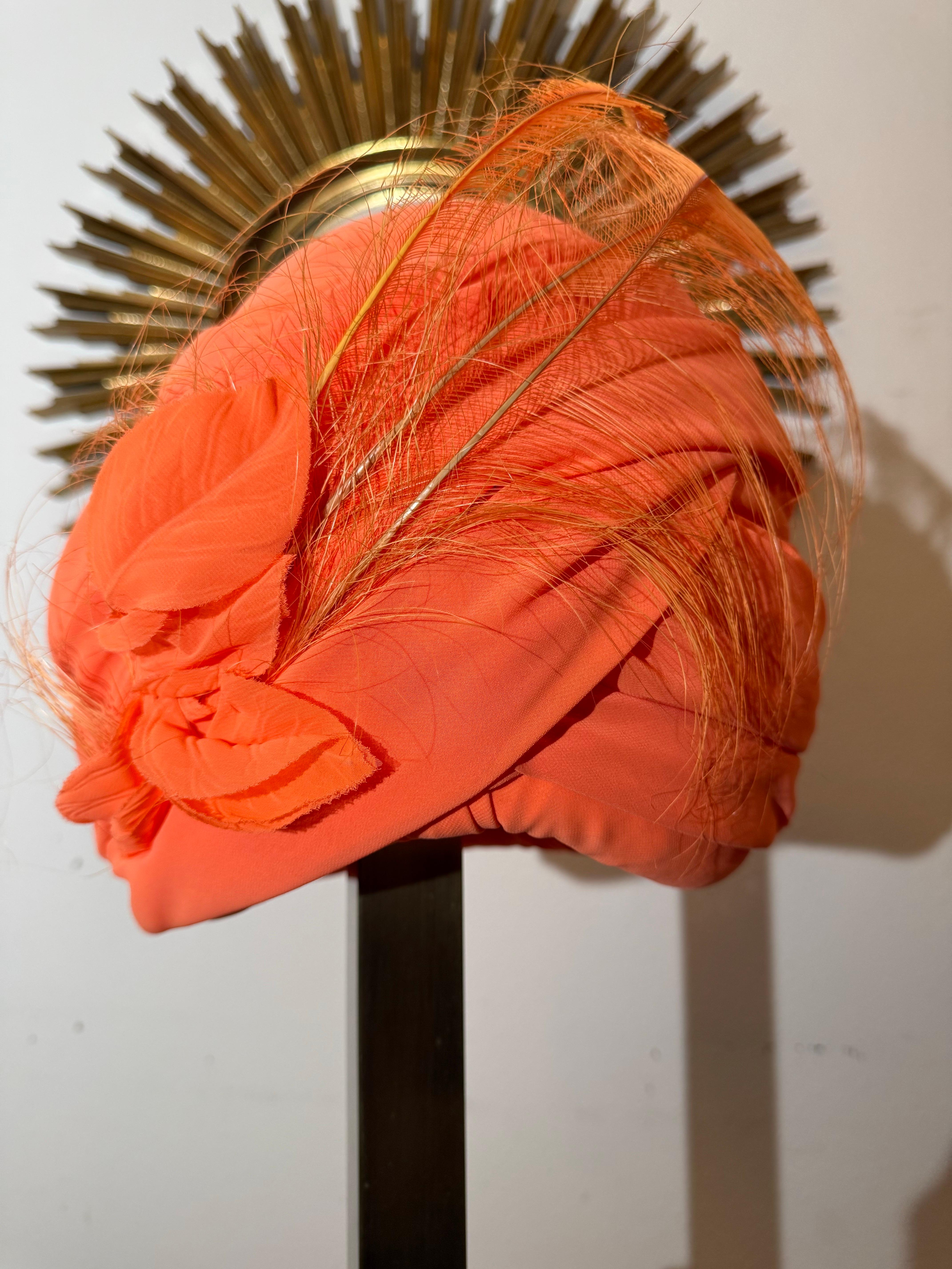 CUSTOM MADE - Turban en mousseline de soie orange fluorescente avec plume d'autruche en vente 4