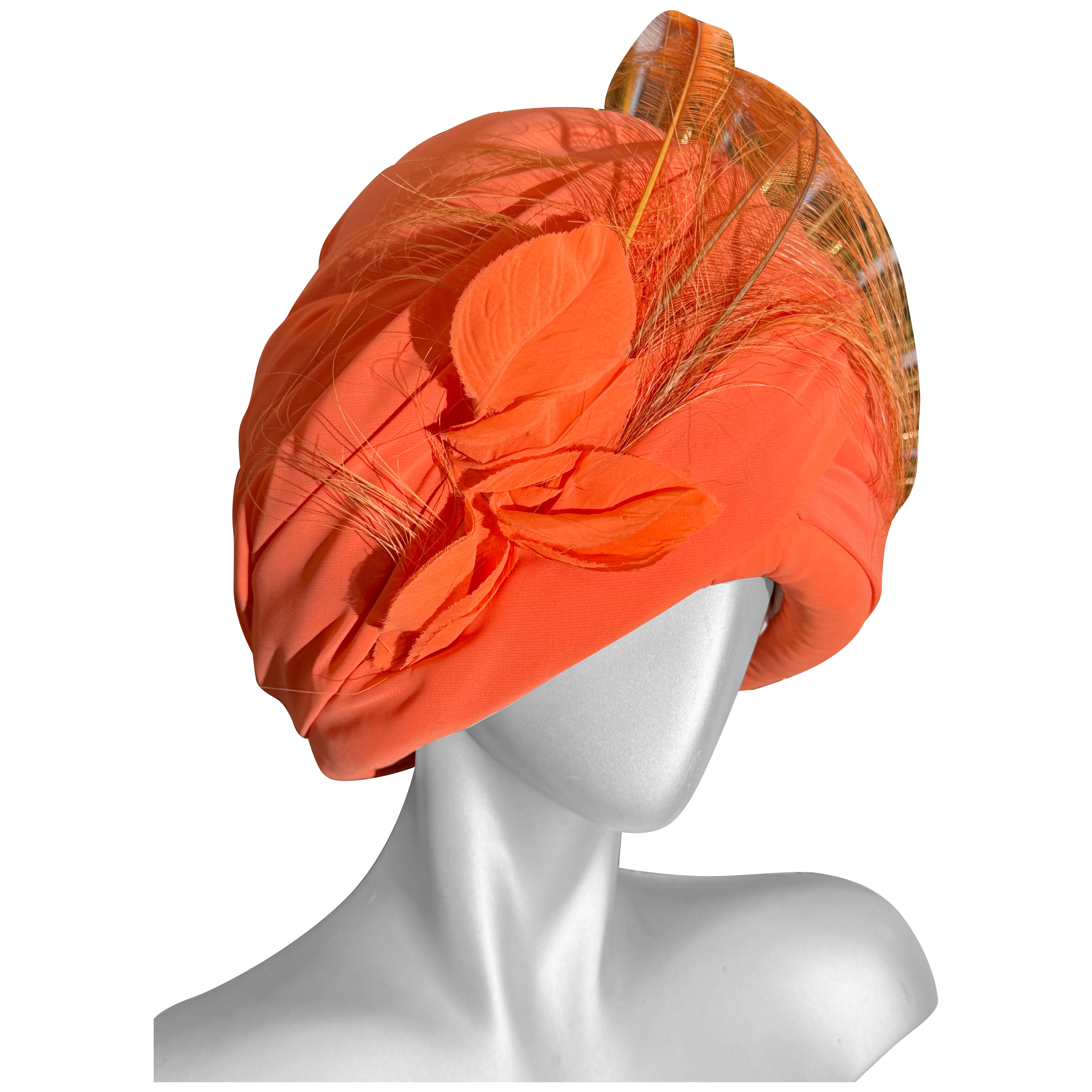 CUSTOM MADE - Turban en mousseline de soie orange fluorescente avec plume d'autruche en vente